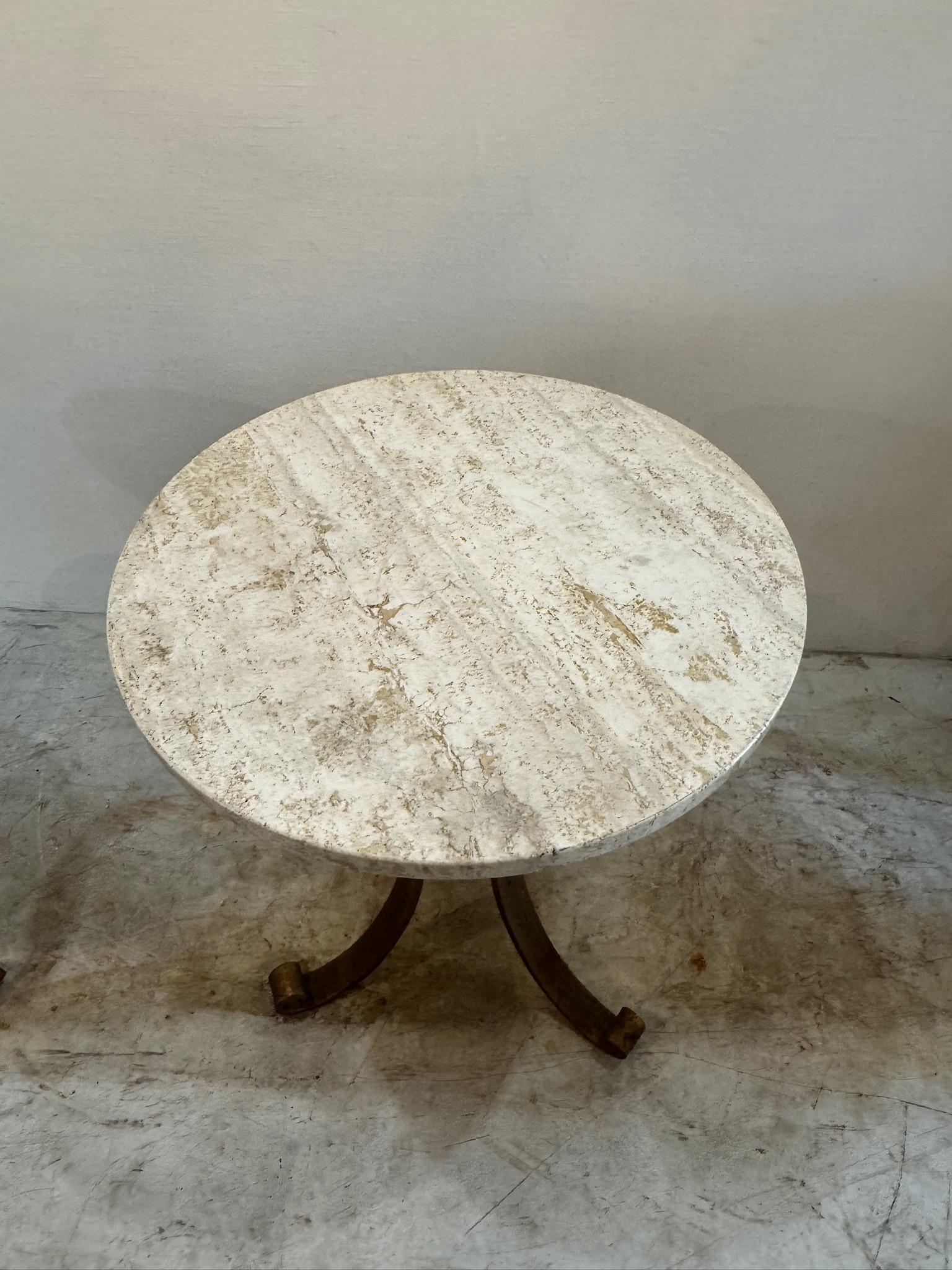 Paar italienische Beistelltische aus Eisen mit Marmorplatten (2 Tische) (Italienisch)