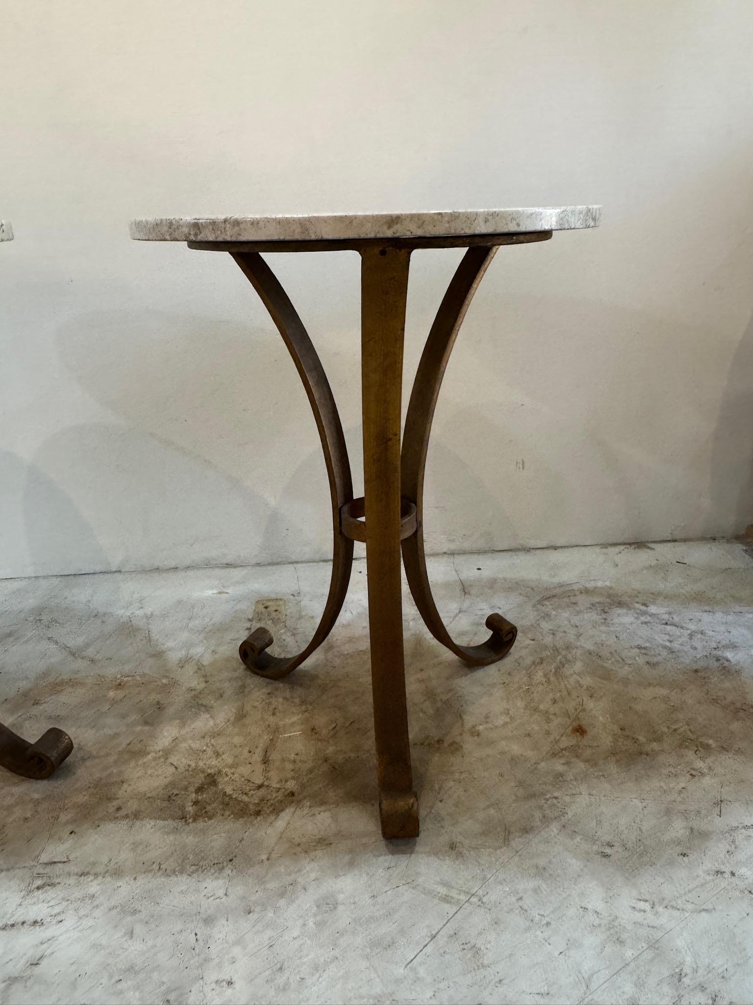 Paar italienische Beistelltische aus Eisen mit Marmorplatten (2 Tische) im Zustand „Gut“ in West Hollywood, CA
