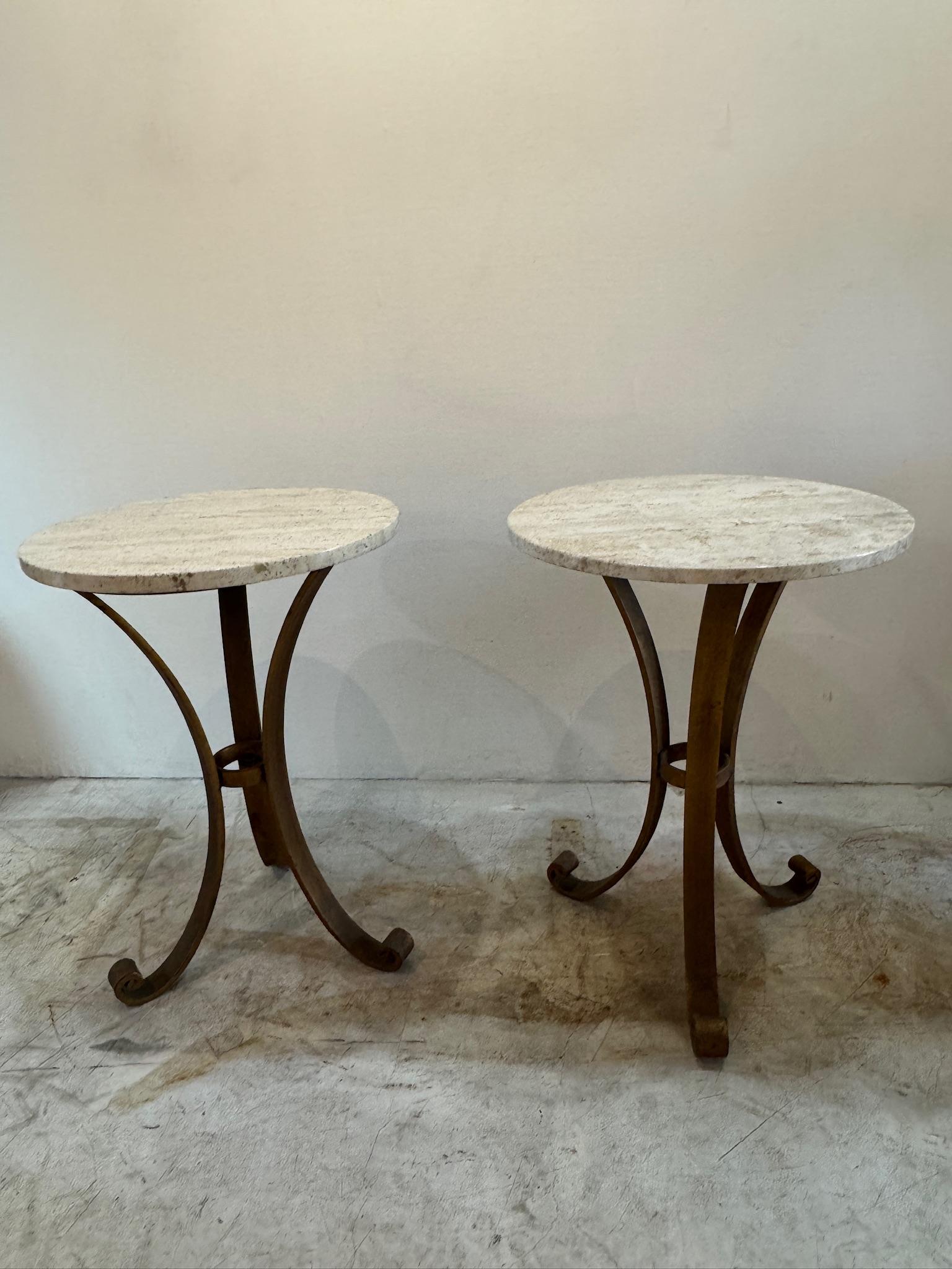 Paar italienische Beistelltische aus Eisen mit Marmorplatten (2 Tische) (20. Jahrhundert)