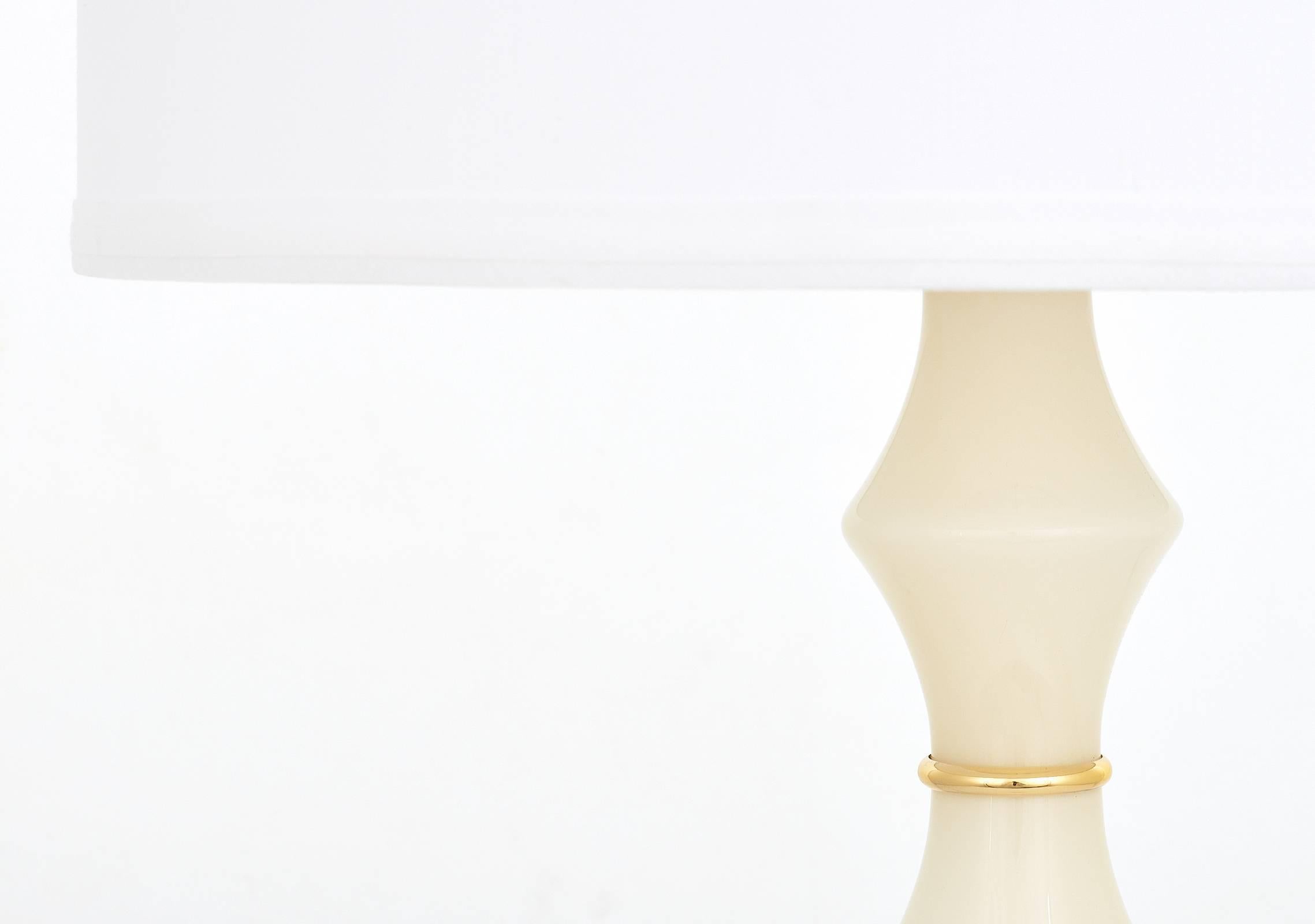 Paar italienische Lampen aus elfenbeinfarbenem Muranoglas (Italienisch) im Angebot
