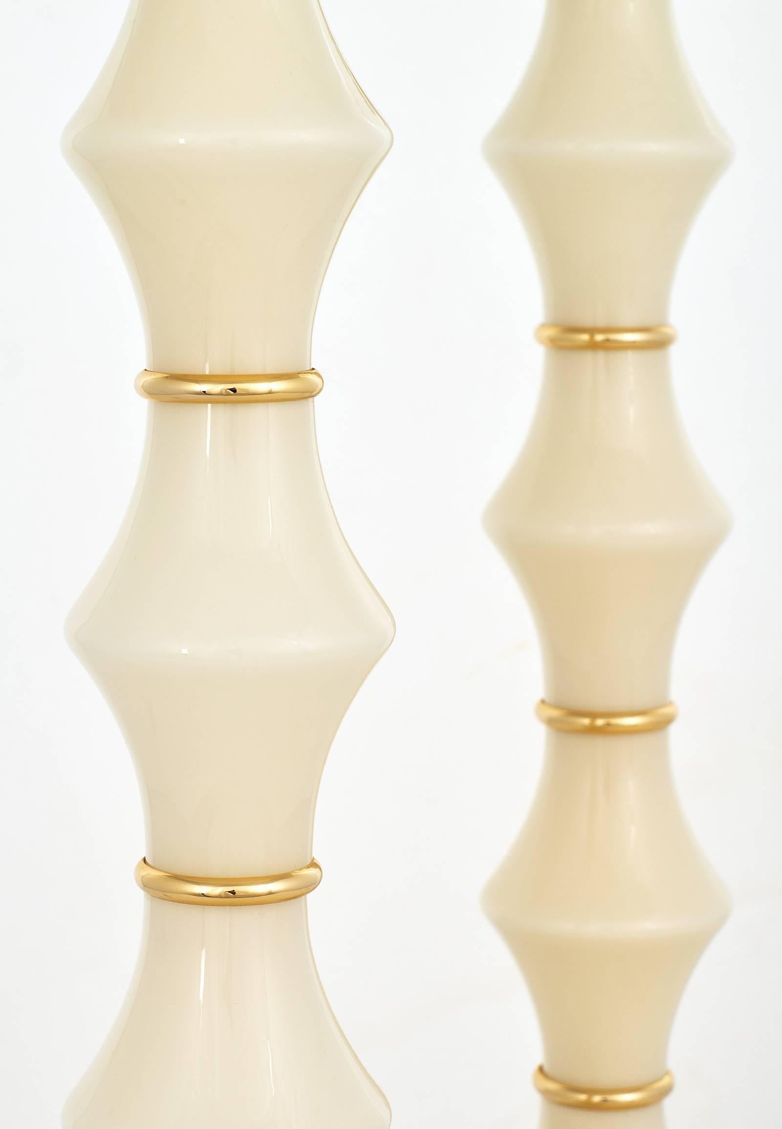 Paar italienische Lampen aus elfenbeinfarbenem Muranoglas im Zustand „Hervorragend“ im Angebot in Austin, TX