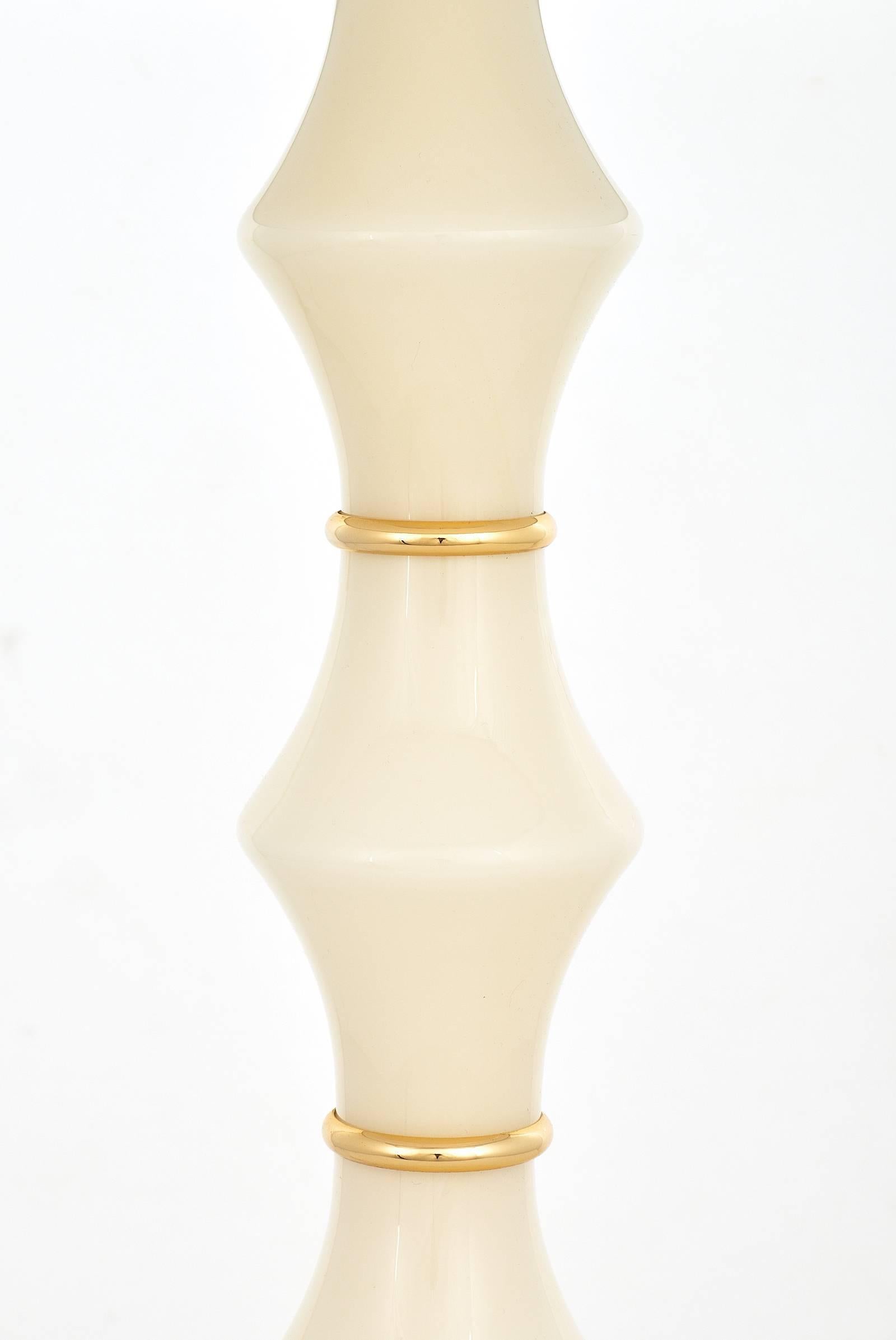 Paar italienische Lampen aus elfenbeinfarbenem Muranoglas (21. Jahrhundert und zeitgenössisch) im Angebot