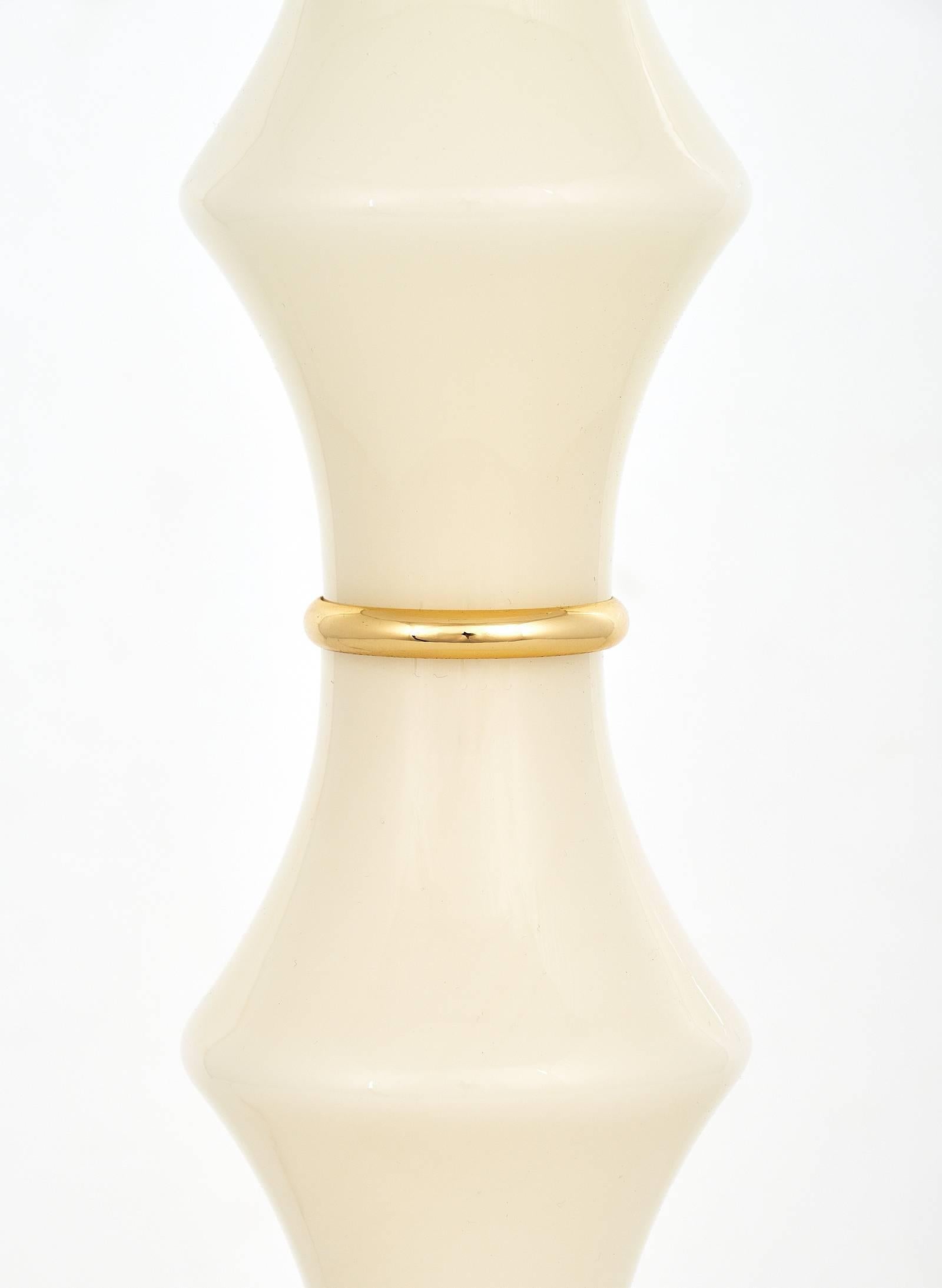 Paar italienische Lampen aus elfenbeinfarbenem Muranoglas (Messing) im Angebot