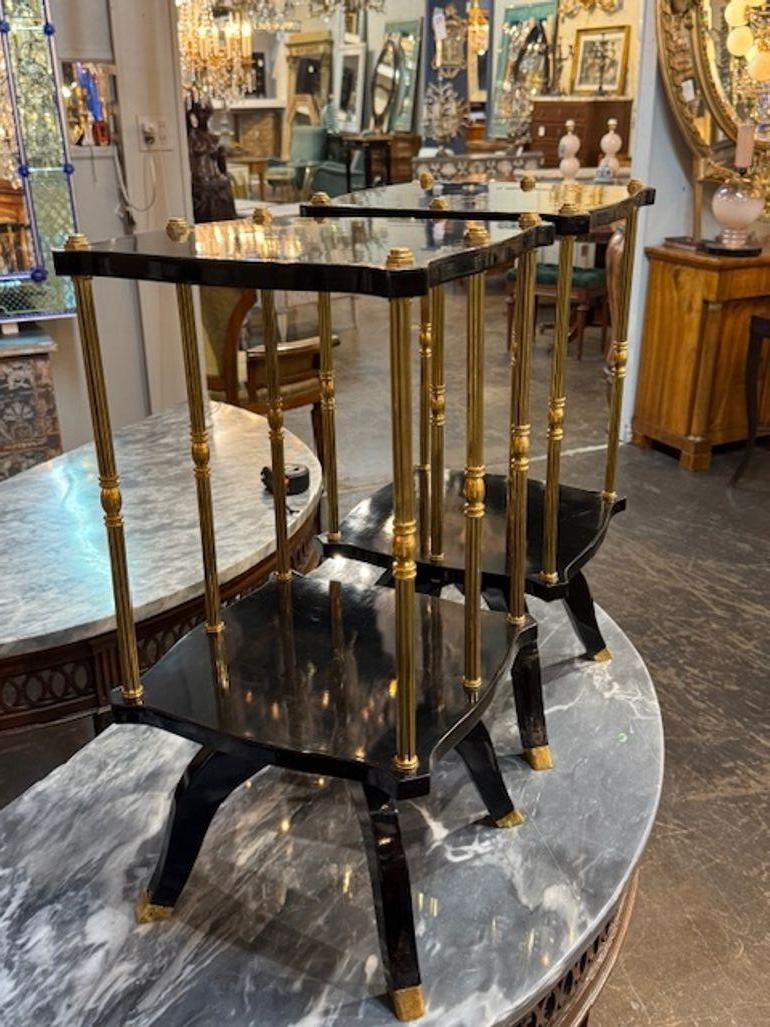 Coppia di tavolini decorativi Jansen Manner in ottone e laccato nero. Realizzati con materiali di qualità, questi articoli sono una dichiarazione elegante!!!
12 l x 12 p x 24