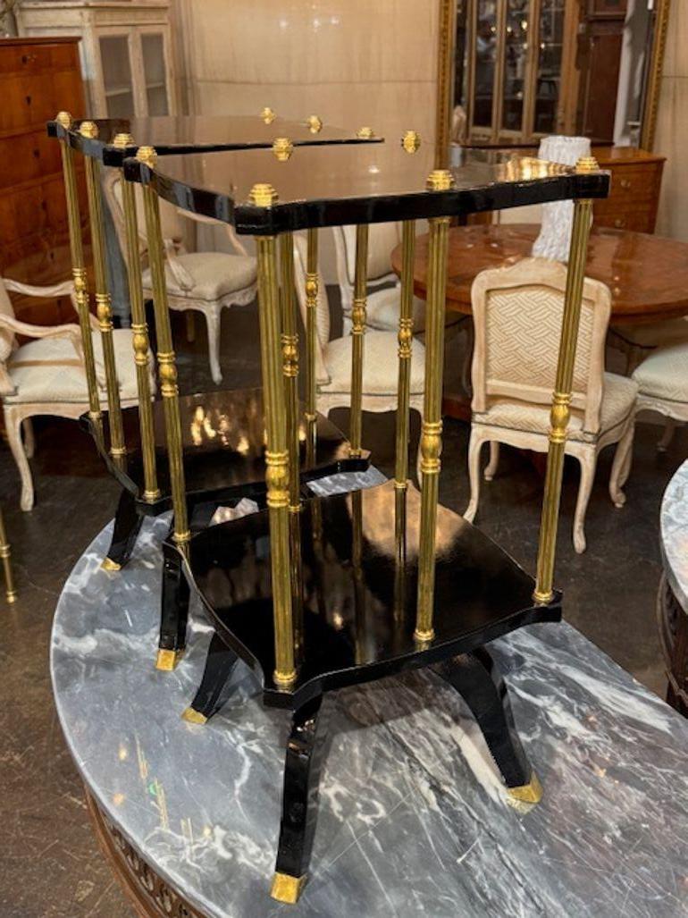 Italiano Coppia di tavolini italiani di stile Jansen laccati in nero e ottone in vendita