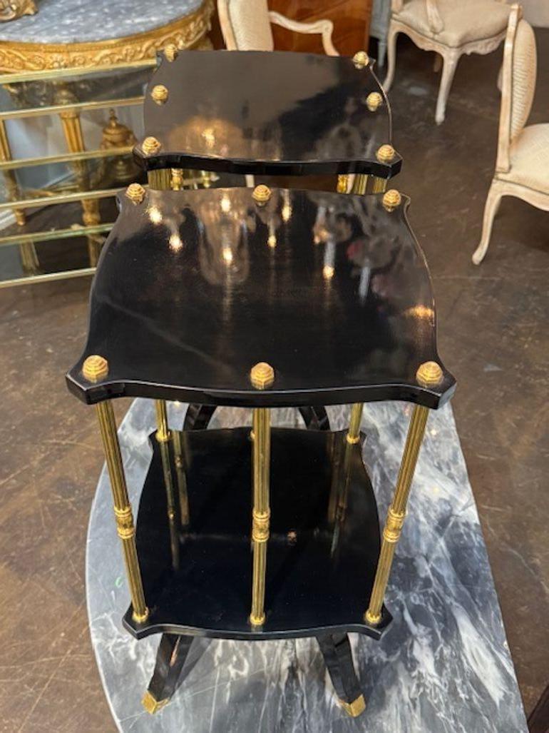 Coppia di tavolini italiani di stile Jansen laccati in nero e ottone In condizioni buone in vendita a Dallas, TX
