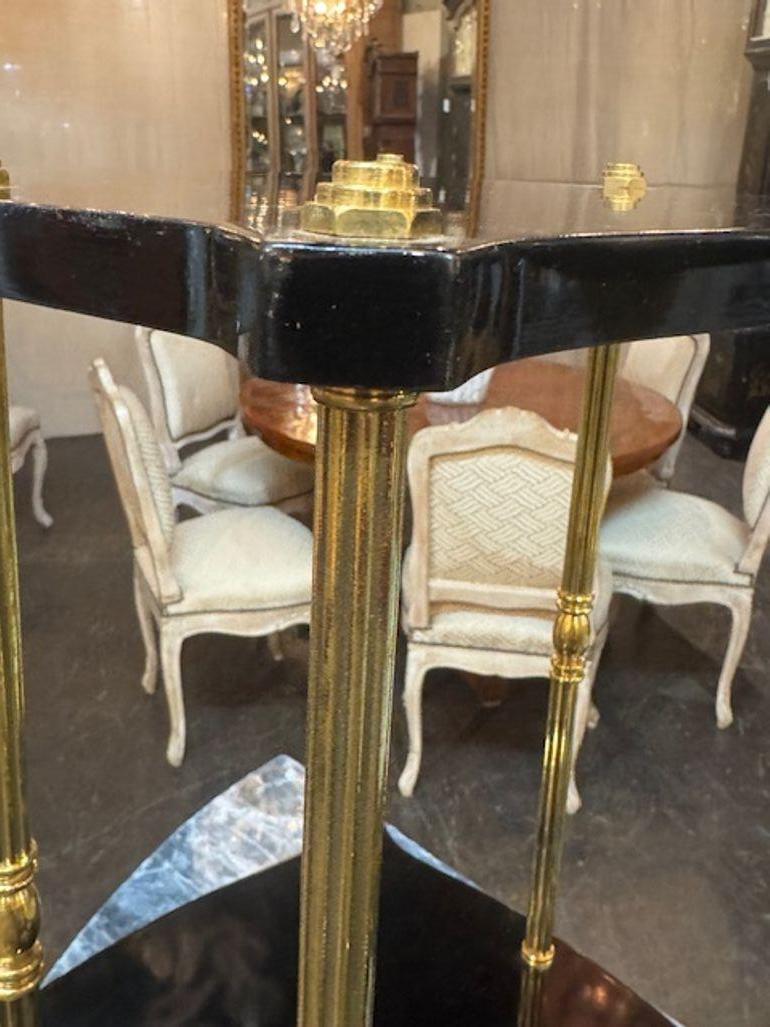 XXI secolo e contemporaneo Coppia di tavolini italiani di stile Jansen laccati in nero e ottone in vendita