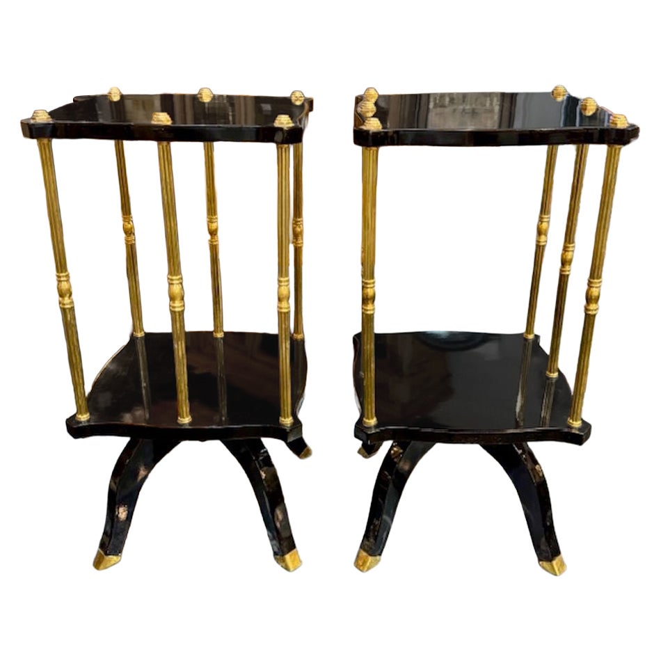 Paire de tables d'appoint italiennes de style Jansen en laiton et laqué noir