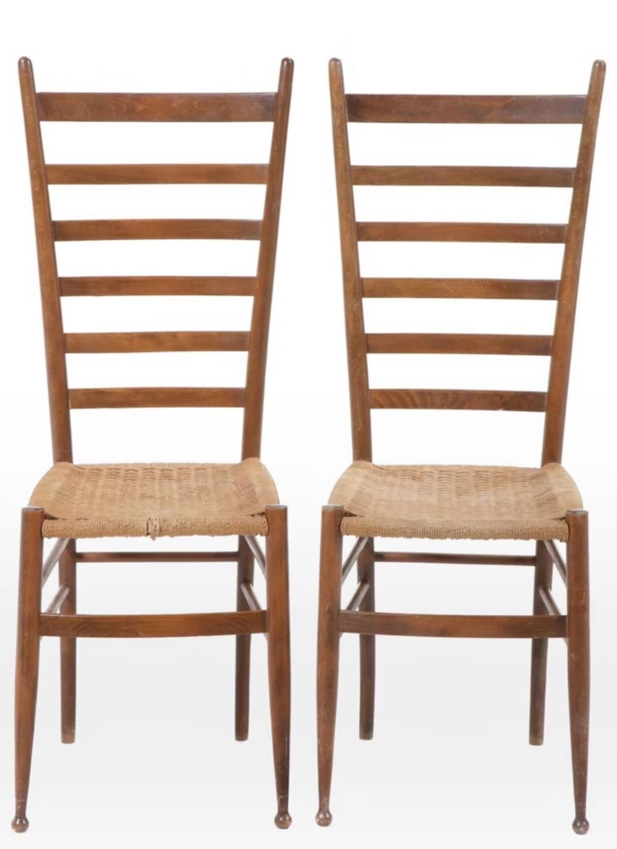 Ein Paar italienische Nussbaum-Leiterstühle mit geflochtenen Binsen-Sitzen, in der Art des italienischen Meisterdesigners Gio Ponti. Ein Sitz braucht ein bisschen Aufmerksamkeit auf die Vorderseite der gewebten Rush. Das wird vor dem Versand