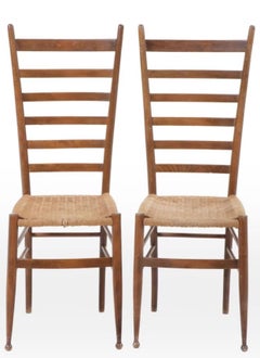 Coppia di sedie italiane con schienale a scaletta e sedute in giunco intrecciato, attribuite a Gio Ponti.