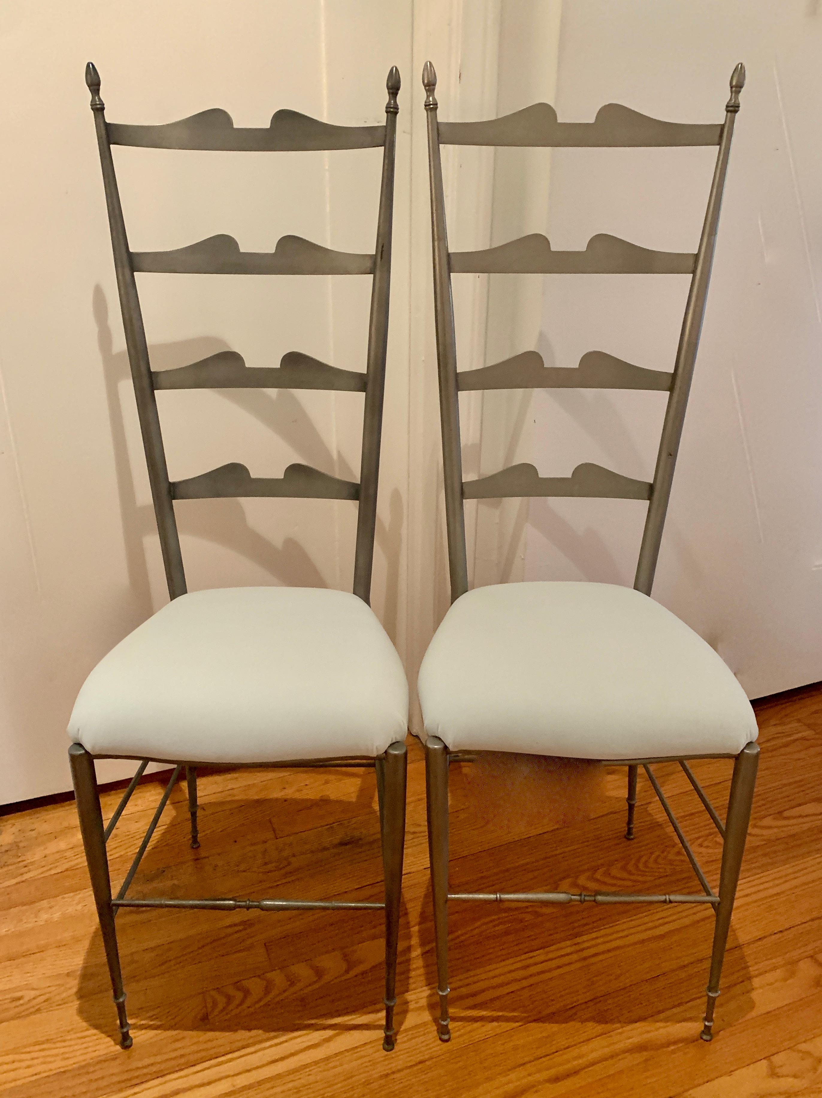 Pair of Italian Ladder Back Chiavari Chairs in Silver Metal For Sale 3