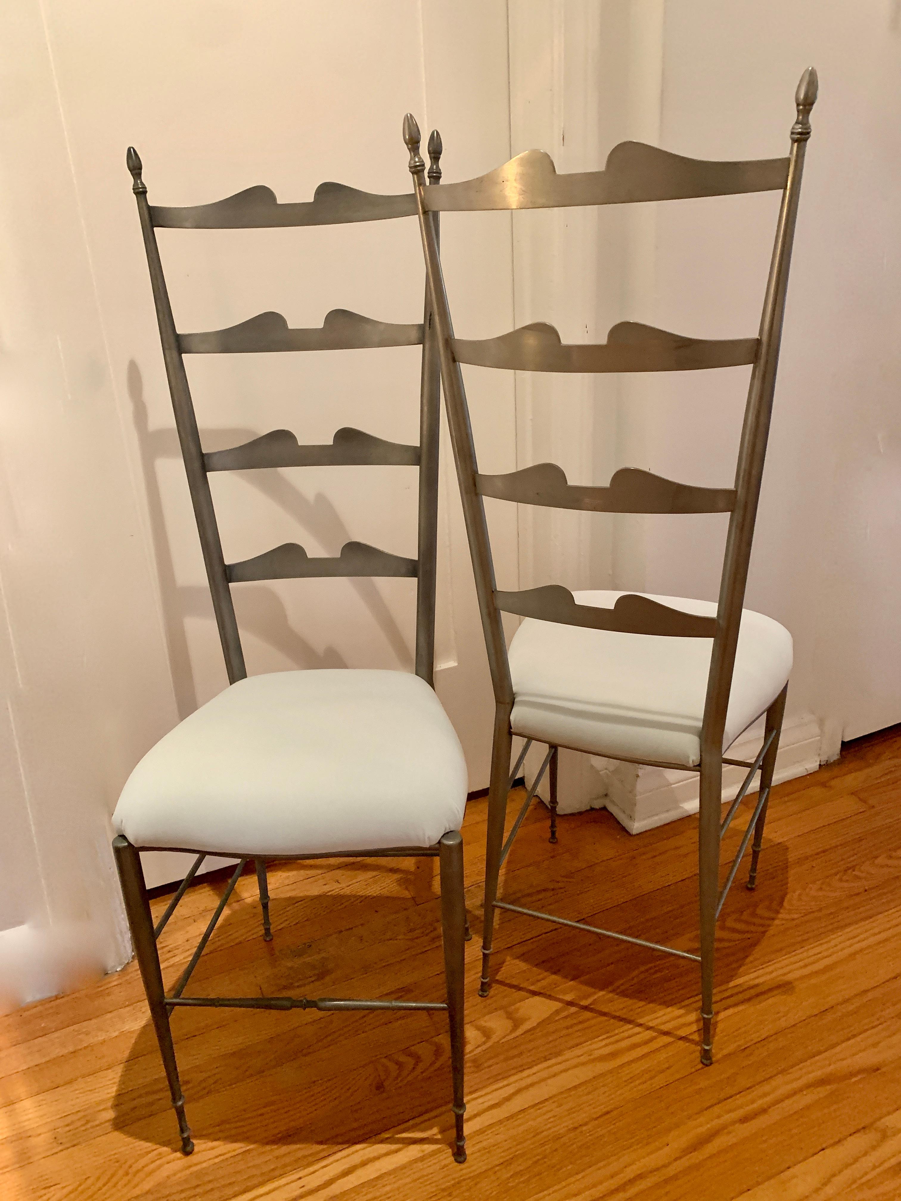 Mid-Century Modern Pair of Italian Ladder Back Chiavari Chairs in Silver Metal For Sale