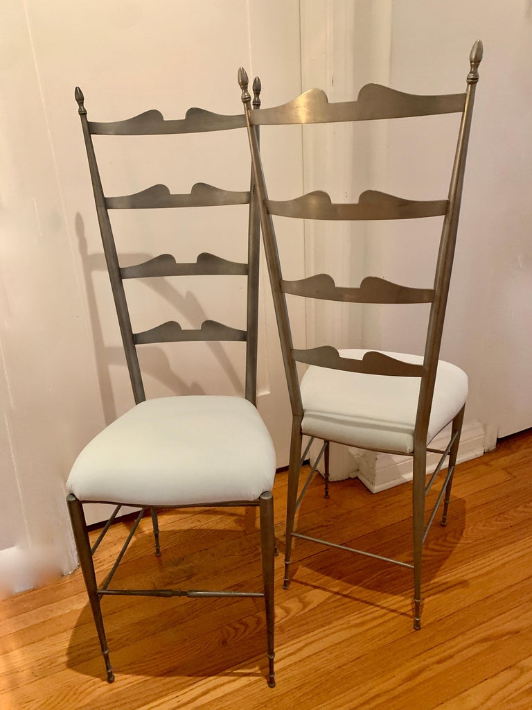 Pair of Italian Ladder Back Chiavari Chairs in Silver Metal For Sale at