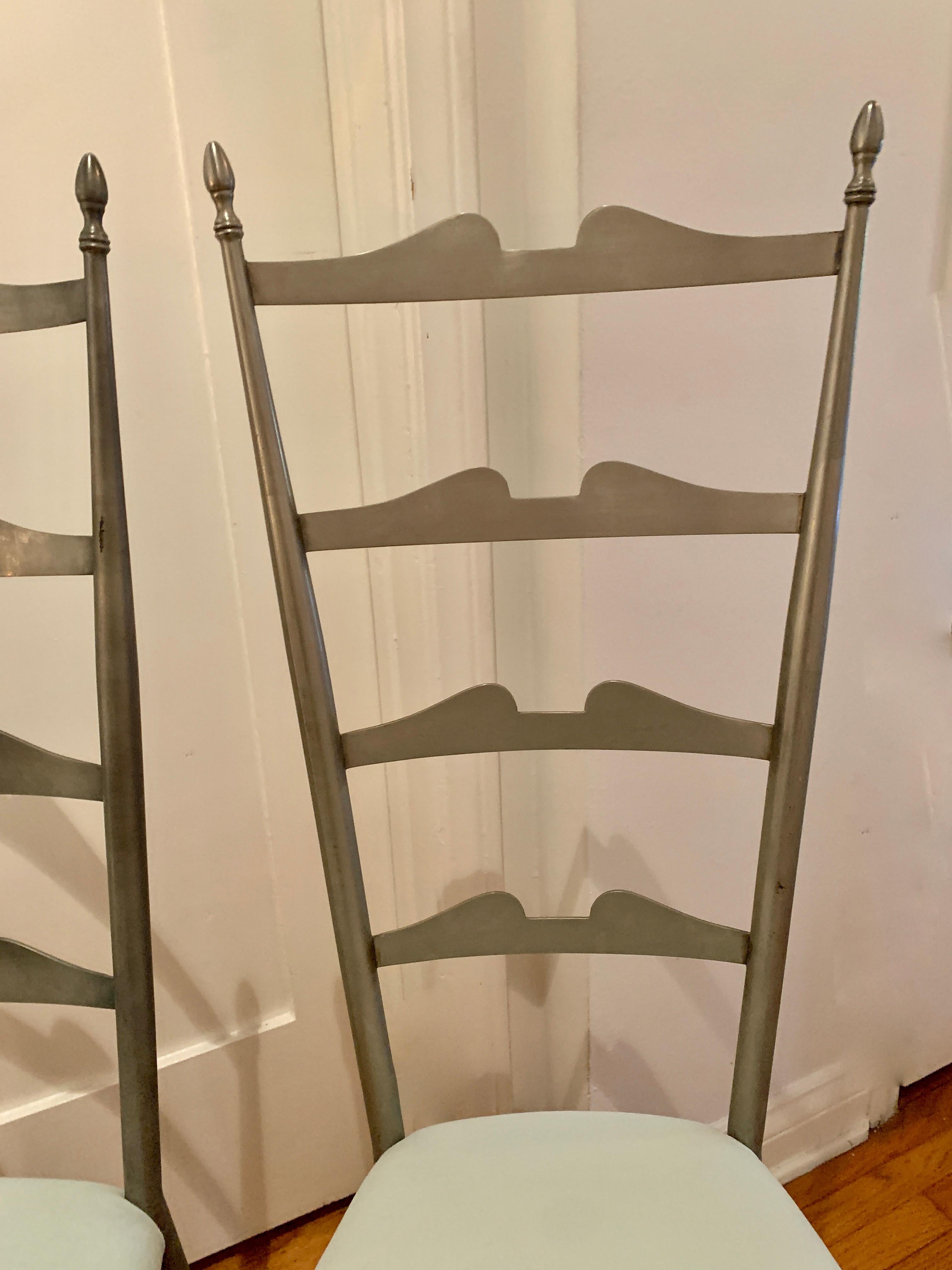 Pair of Italian Ladder Back Chiavari Chairs in Silver Metal In Good Condition For Sale In Los Angeles, CA