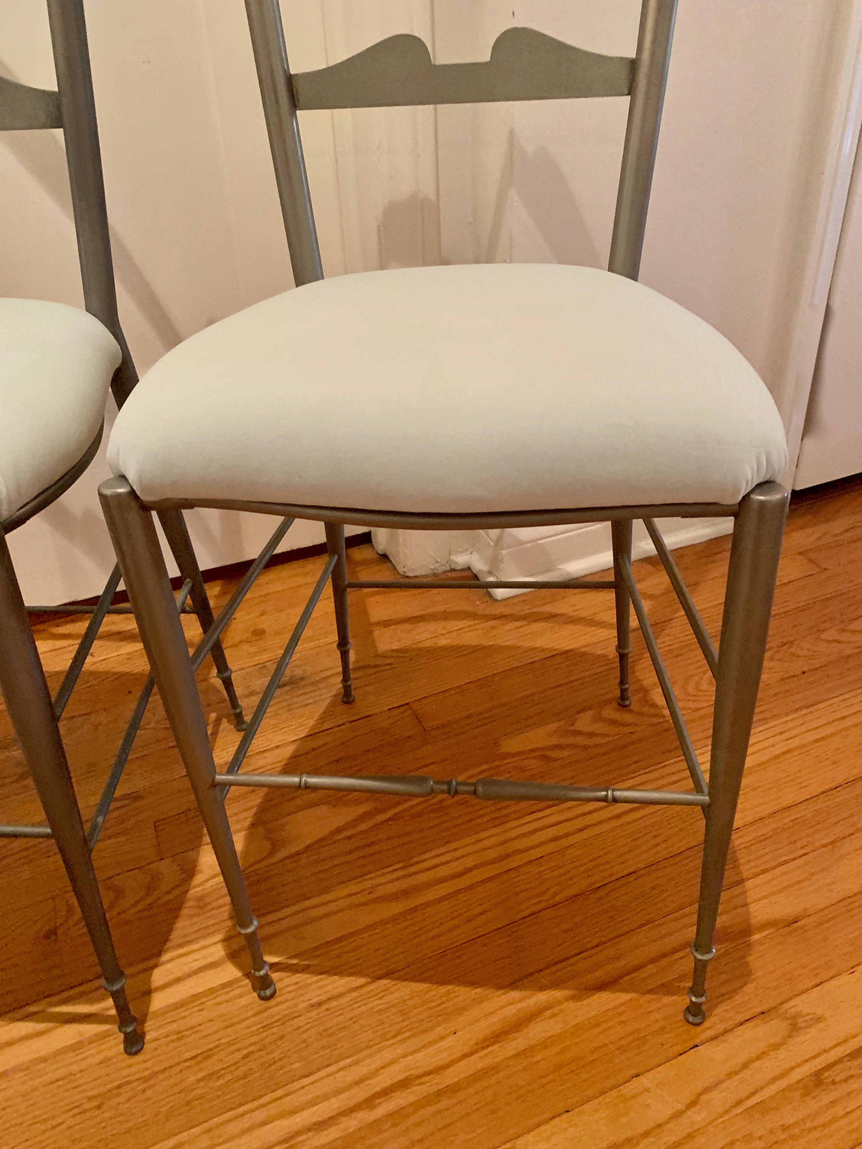 20th Century Pair of Italian Ladder Back Chiavari Chairs in Silver Metal For Sale