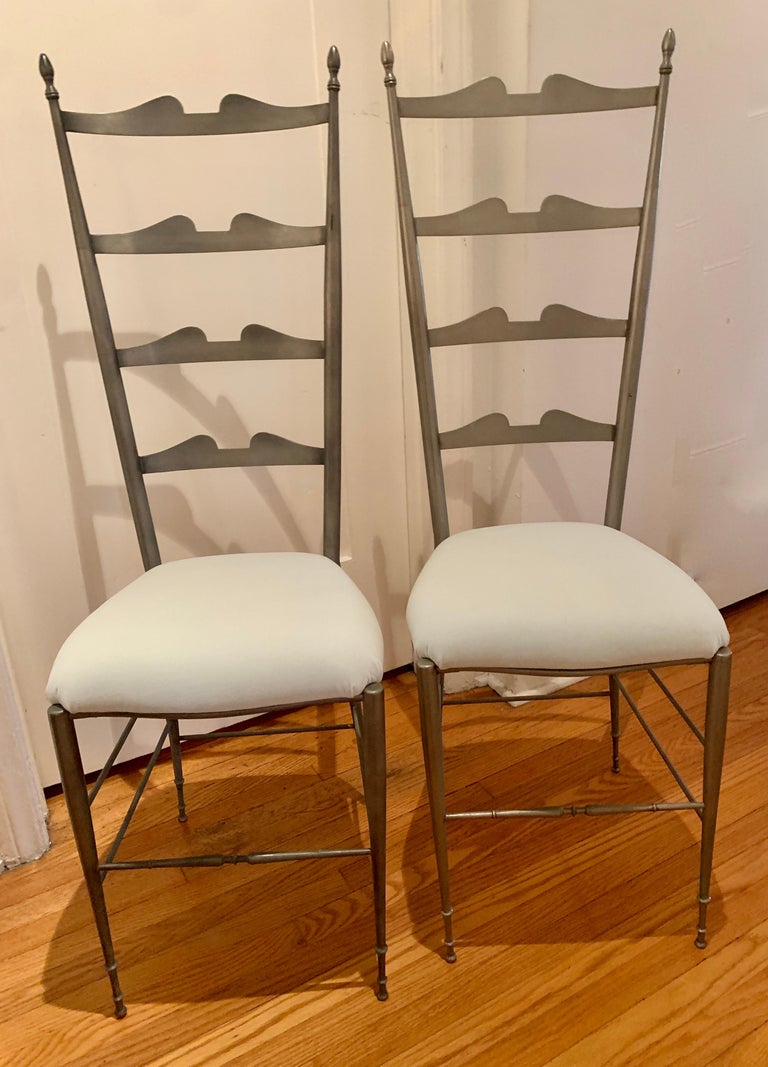 Pair of Italian Ladder Back Chiavari Chairs in Silver Metal For Sale at