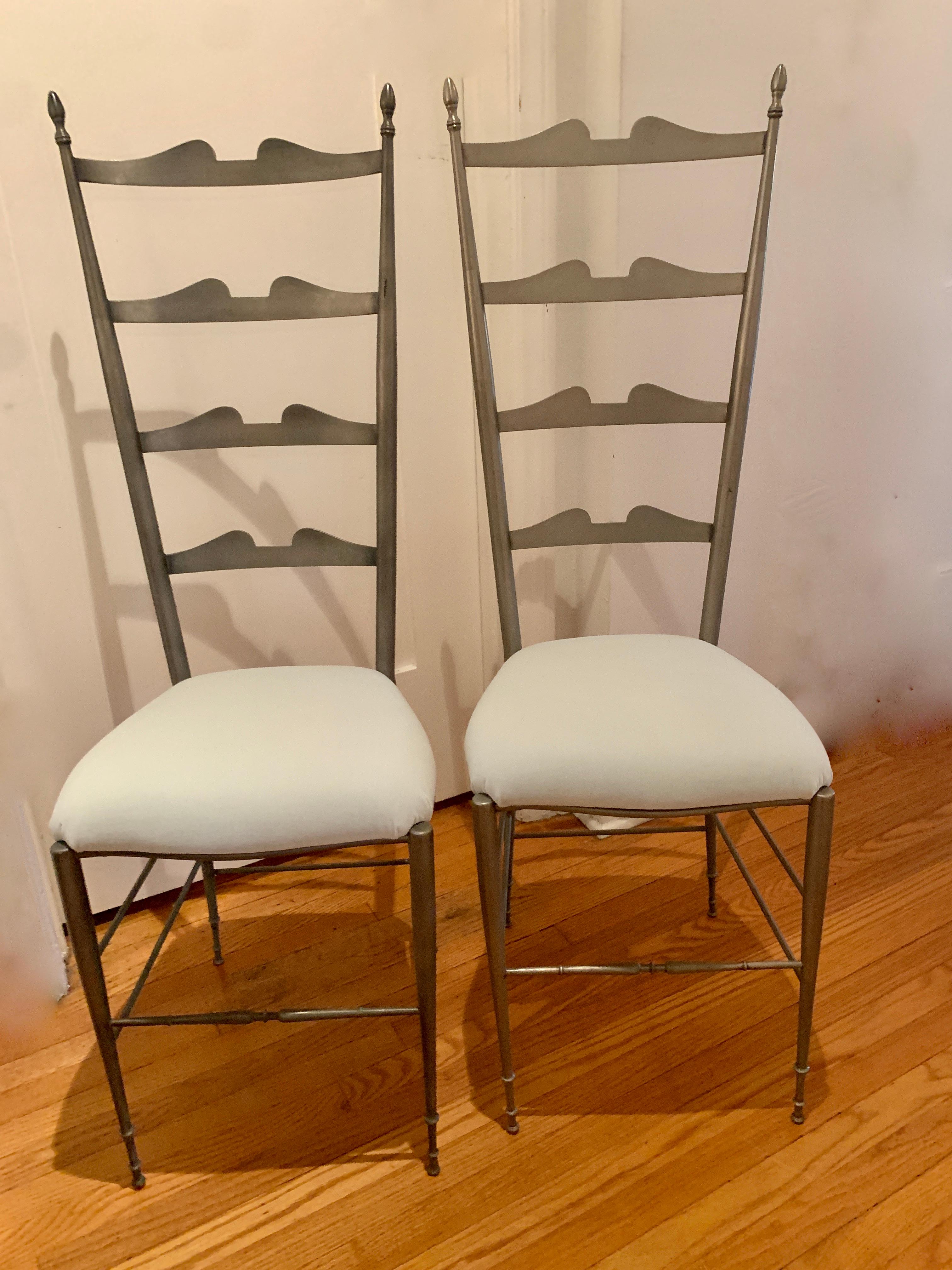 Pair of Italian Ladder Back Chiavari Chairs in Silver Metal For Sale 1