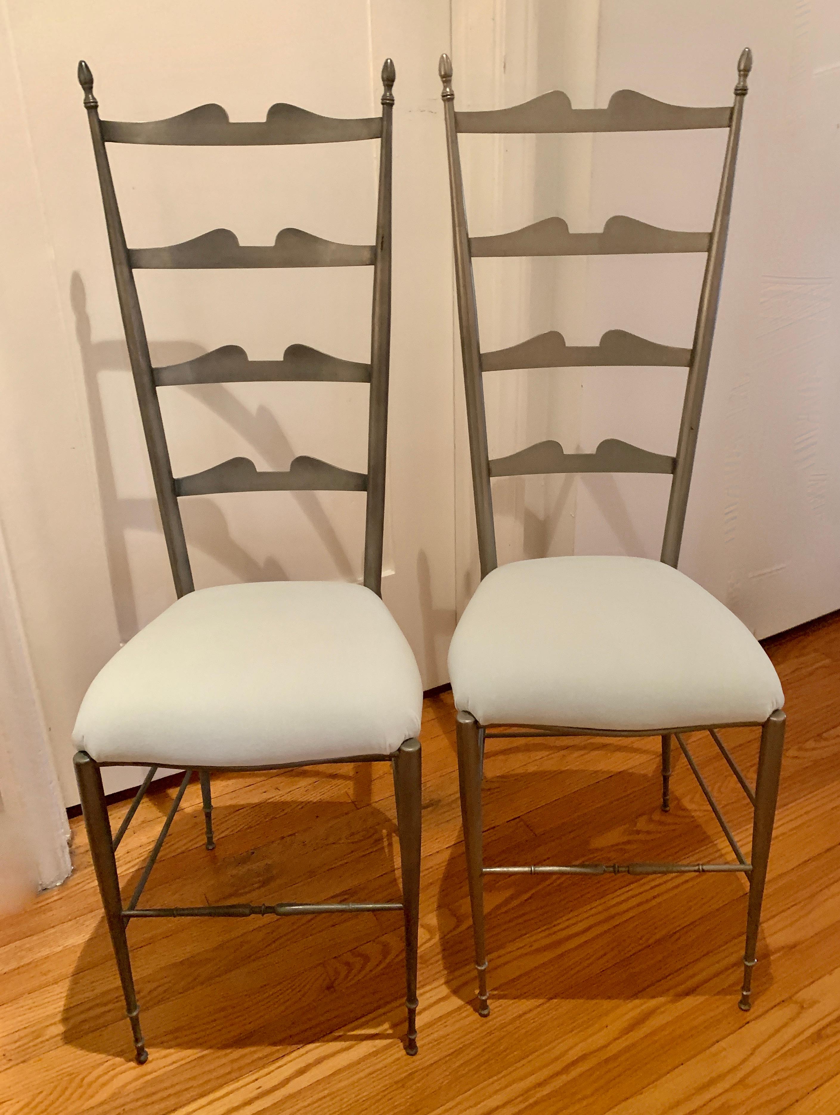 Pair of Italian Ladder Back Chiavari Chairs in Silver Metal For Sale 2