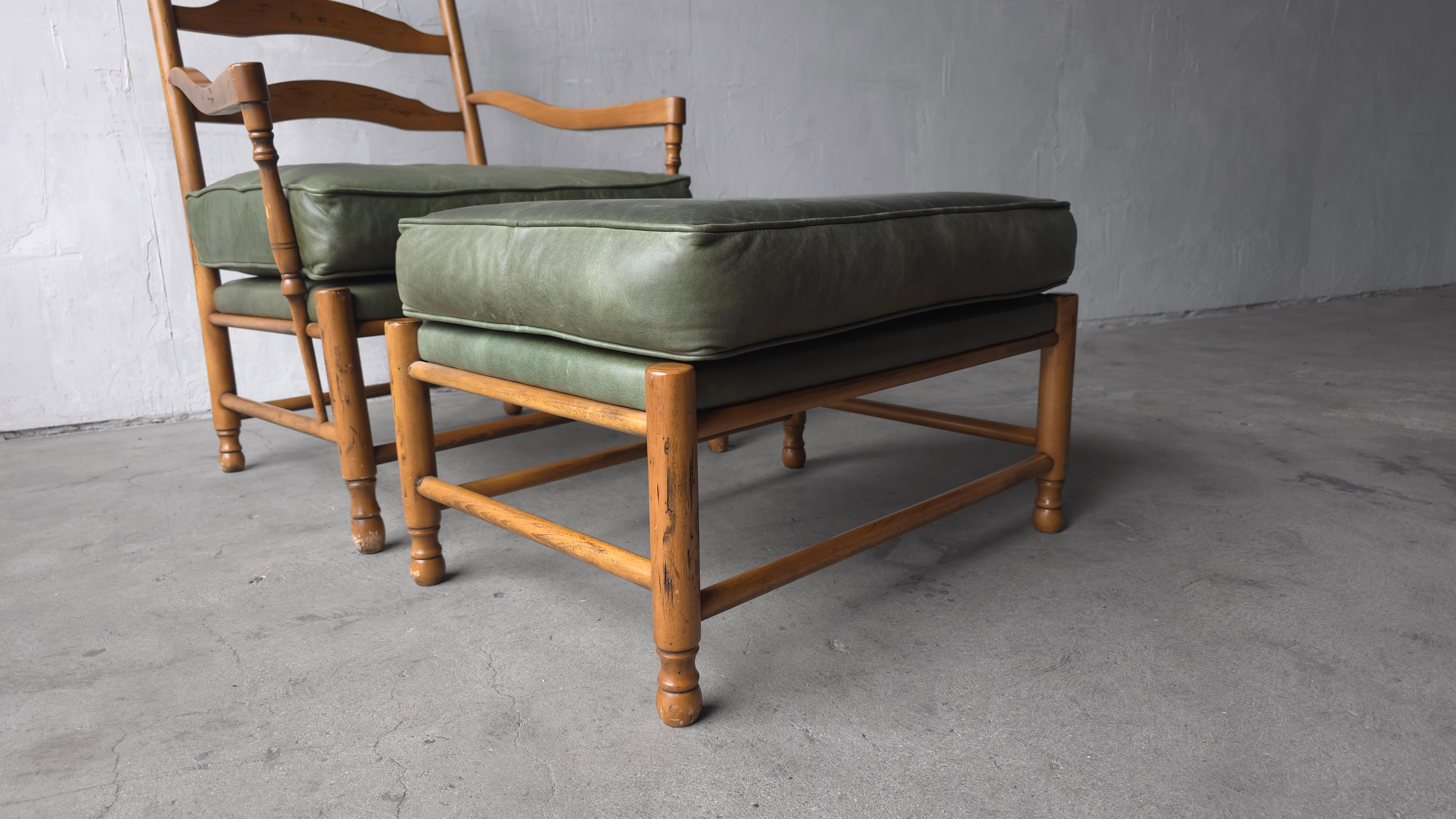 Paire de chaises longues italiennes à dossier en échelle avec ottoman en vente 5