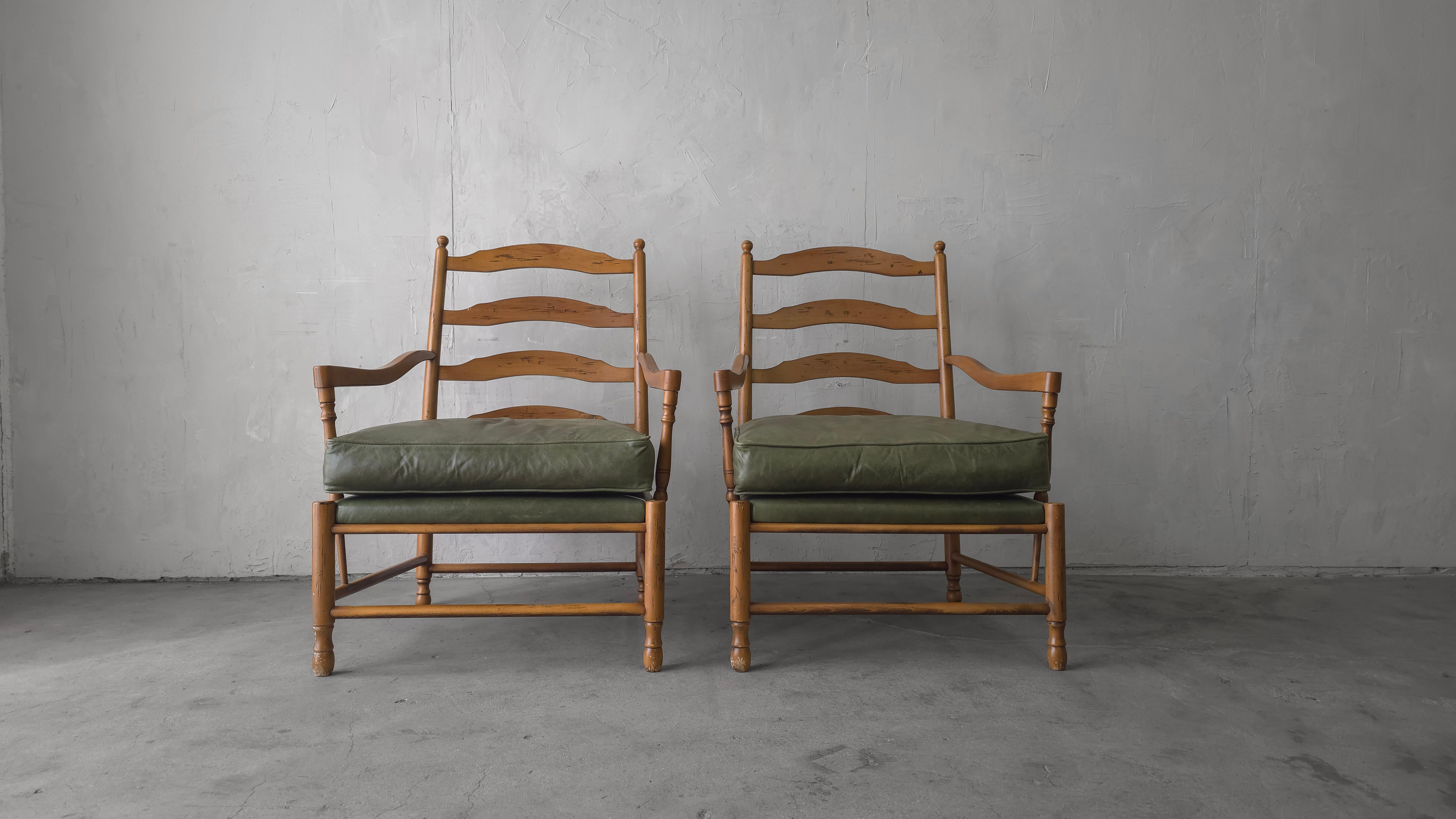Belle paire de chaises longues italiennes à dossier en échelle et ottoman simple.  L'ensemble est recouvert d'un beau cuir vert olive qui présente une patine d'usage minimale, ce qui ajoute à son caractère.  Les cadres en bois présentent un faux