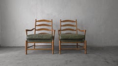 Coppia di sedie da salotto italiane con schienale a scaletta e ottomana