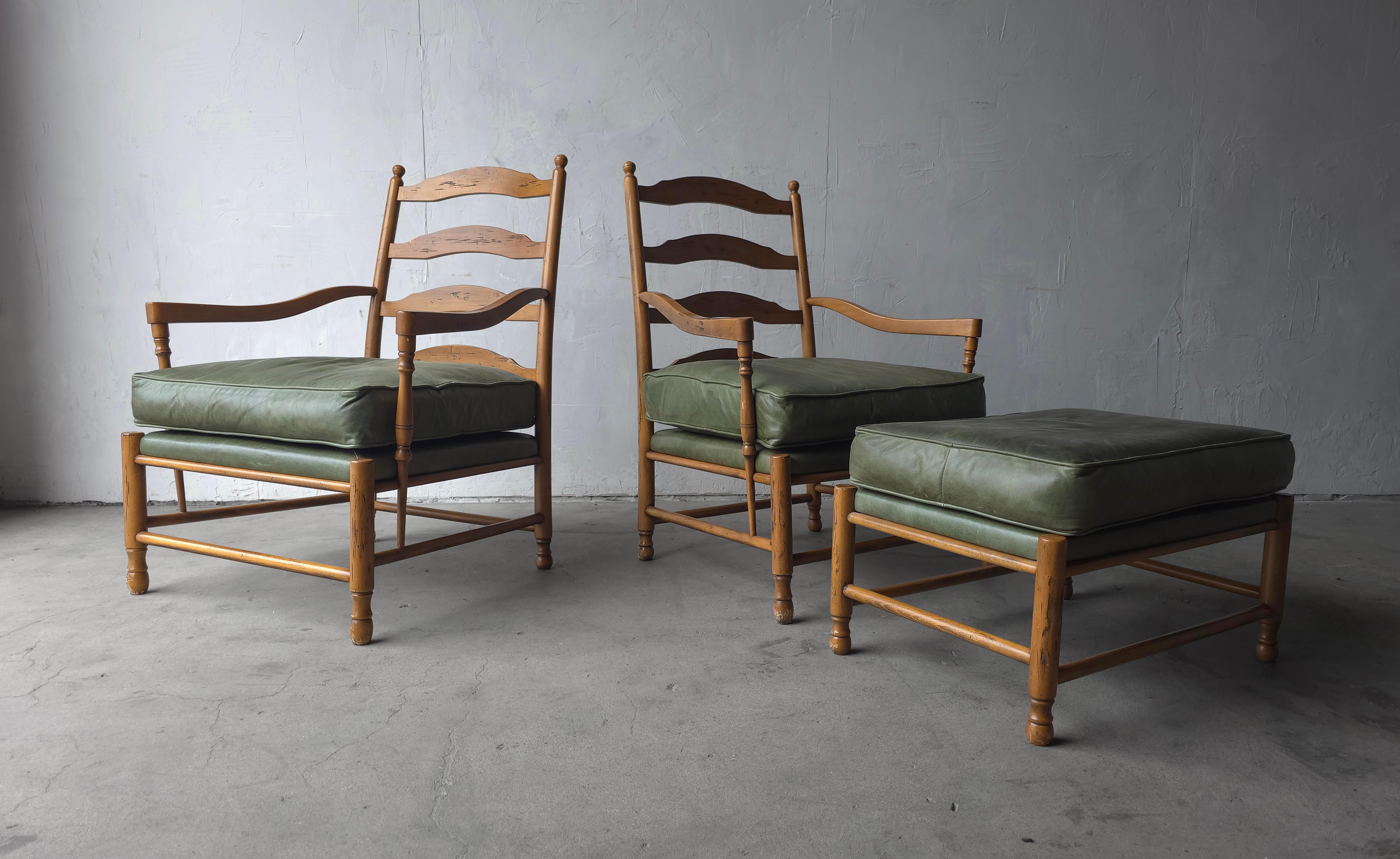 Minimaliste Paire de chaises longues italiennes à dossier en échelle avec ottoman en vente