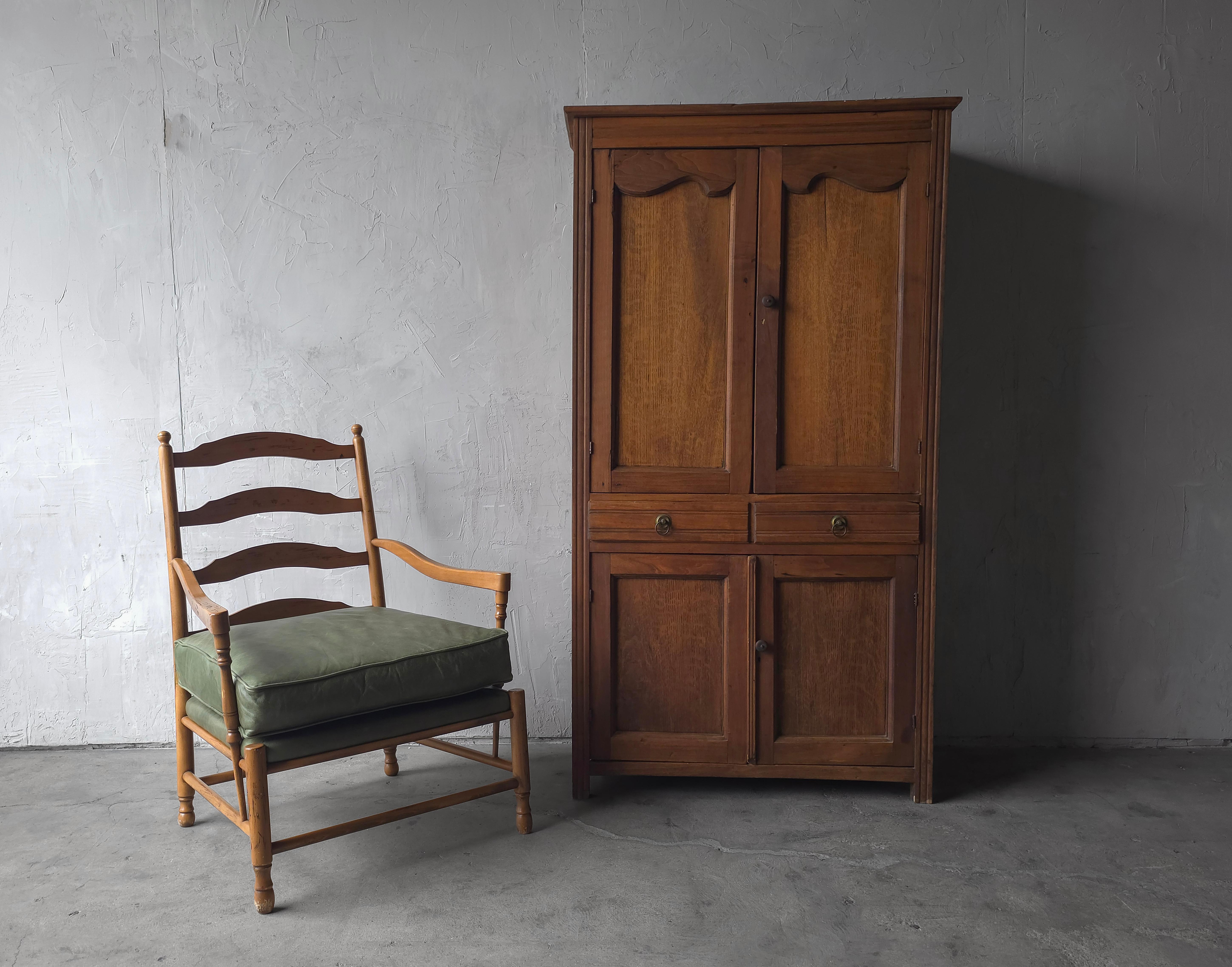 Paire de chaises longues italiennes à dossier en échelle avec ottoman Bon état - En vente à Las Vegas, NV