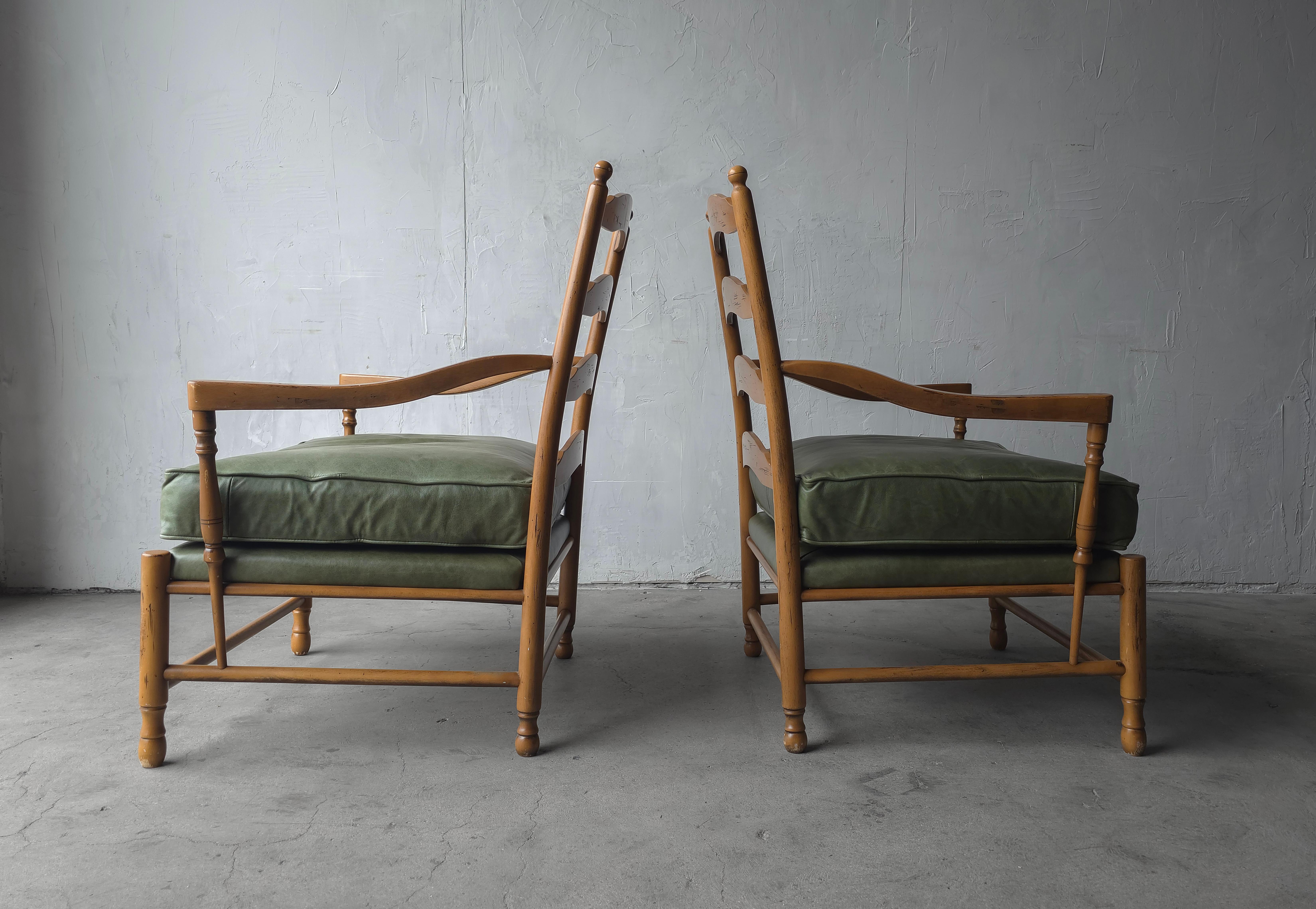 20ième siècle Paire de chaises longues italiennes à dossier en échelle avec ottoman en vente