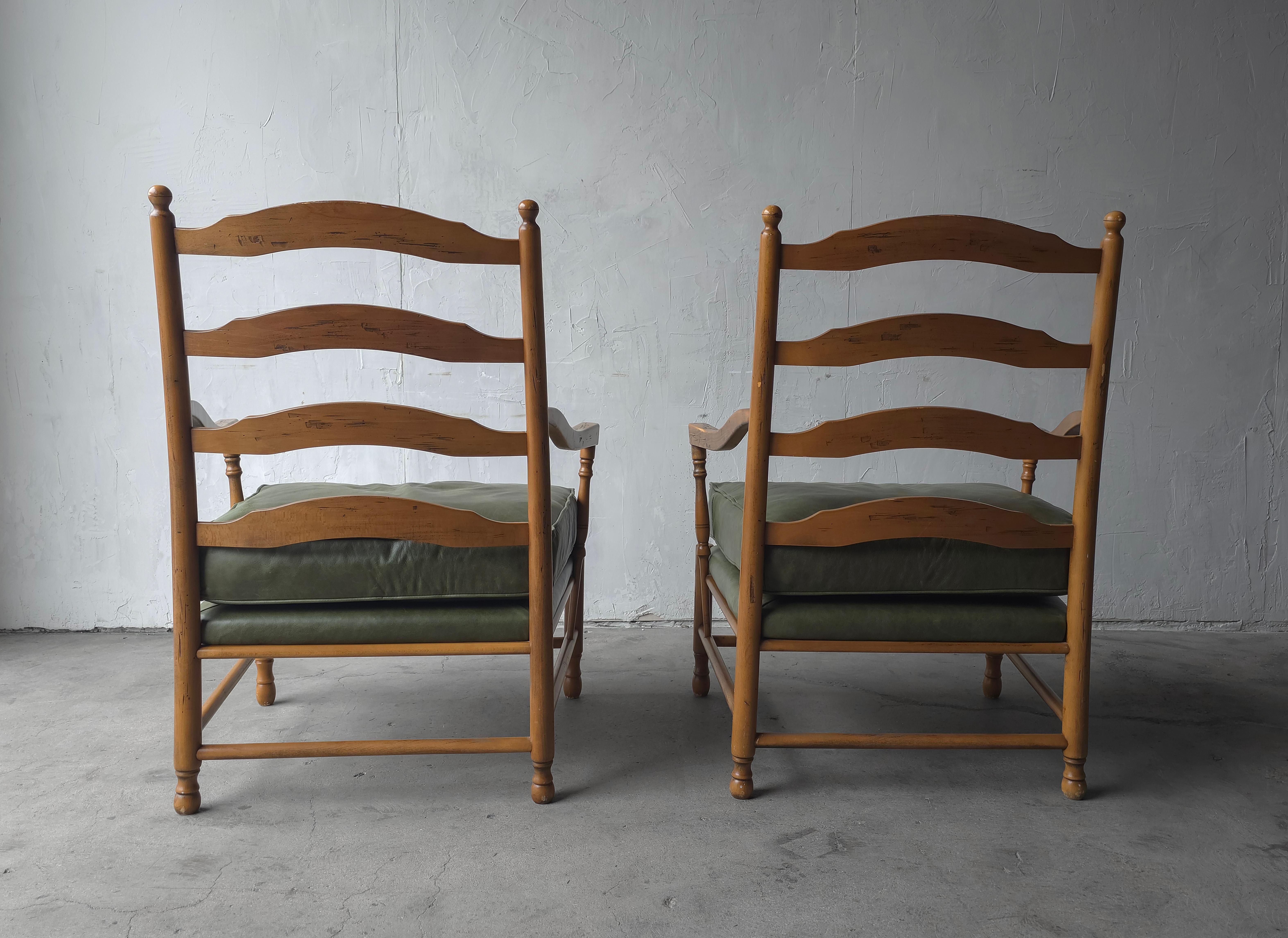 Pin Paire de chaises longues italiennes à dossier en échelle avec ottoman en vente