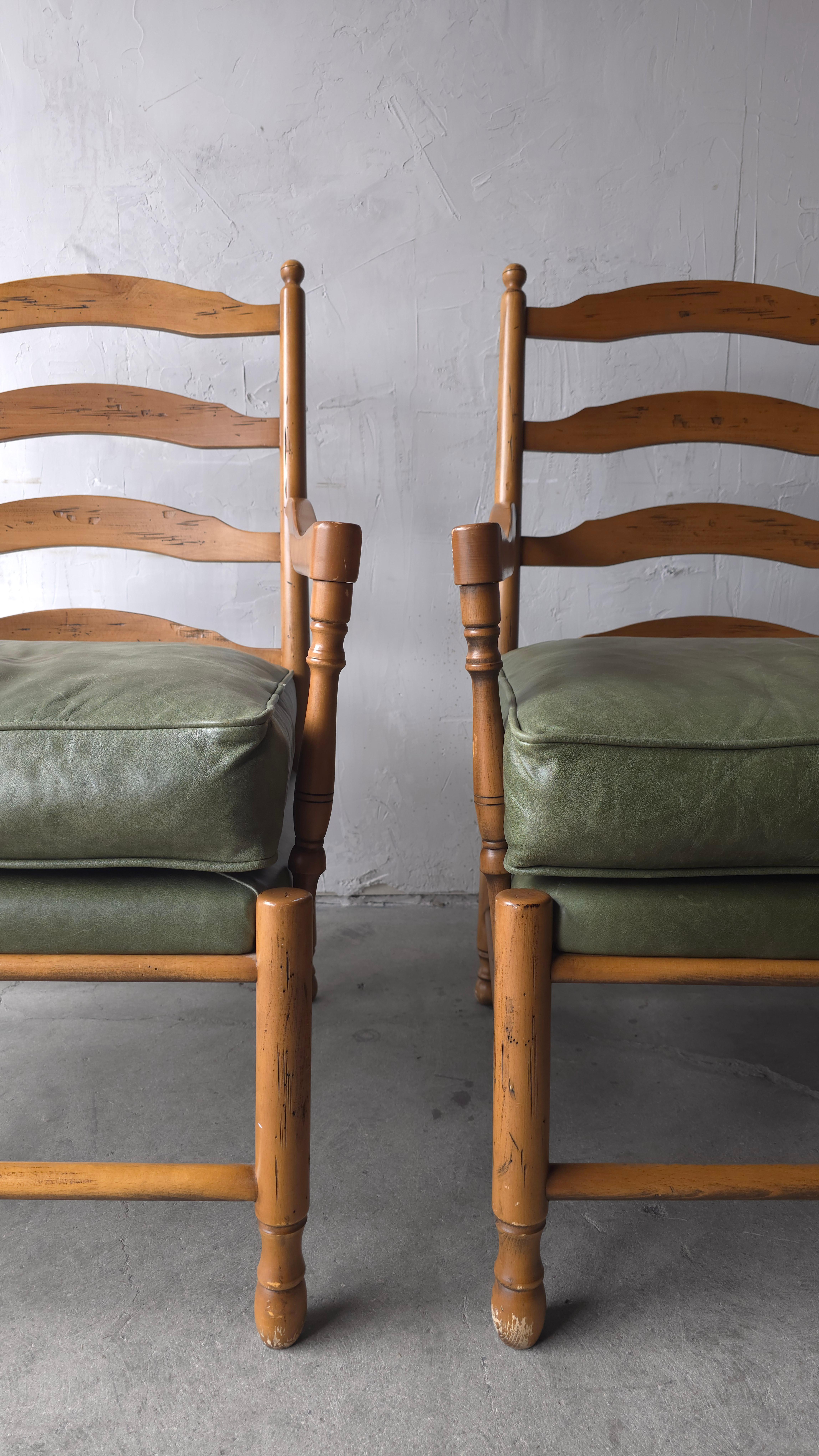 Paire de chaises longues italiennes à dossier en échelle avec ottoman en vente 1