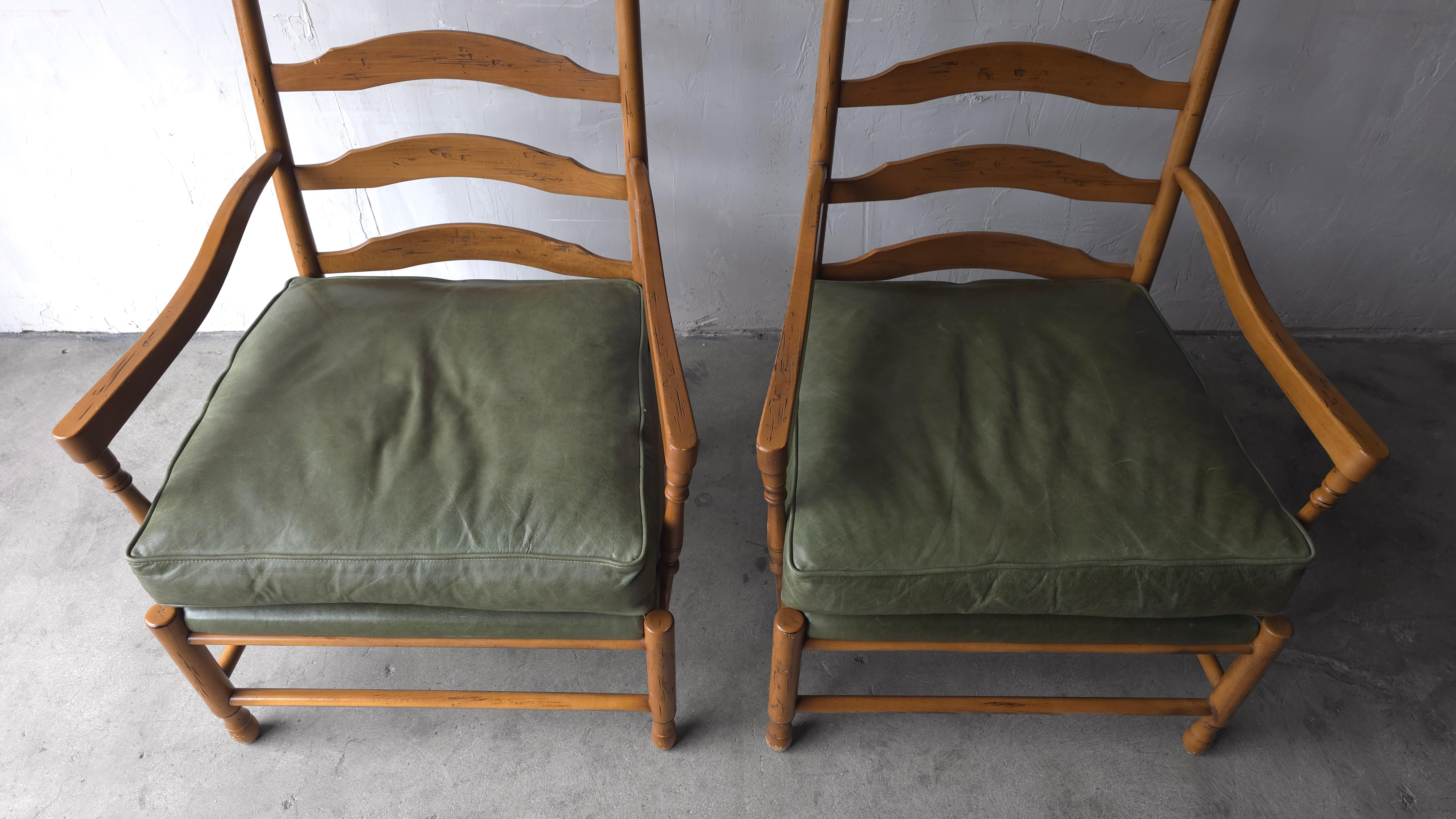 Paire de chaises longues italiennes à dossier en échelle avec ottoman en vente 2