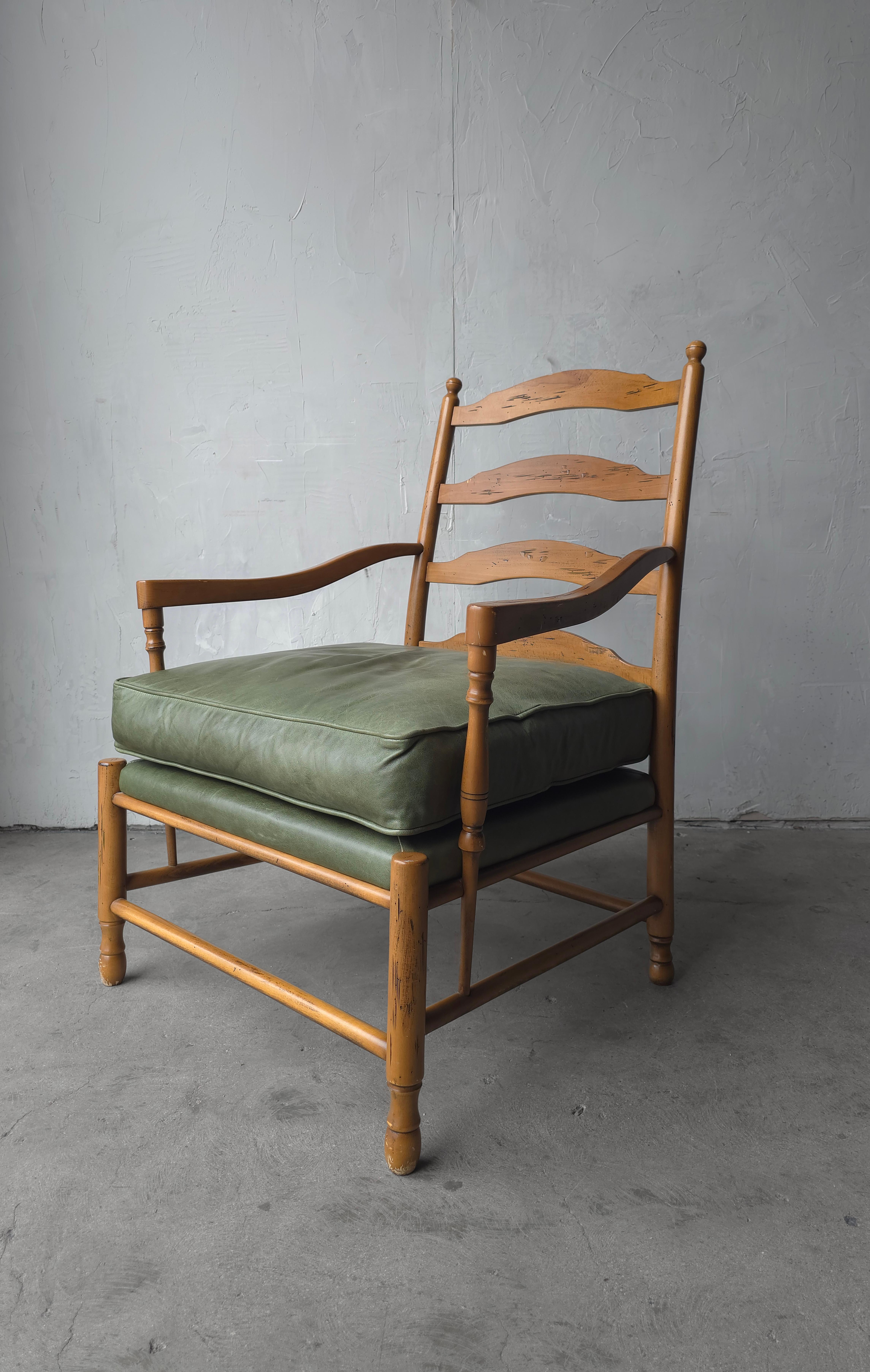 Paire de chaises longues italiennes à dossier en échelle avec ottoman en vente 3