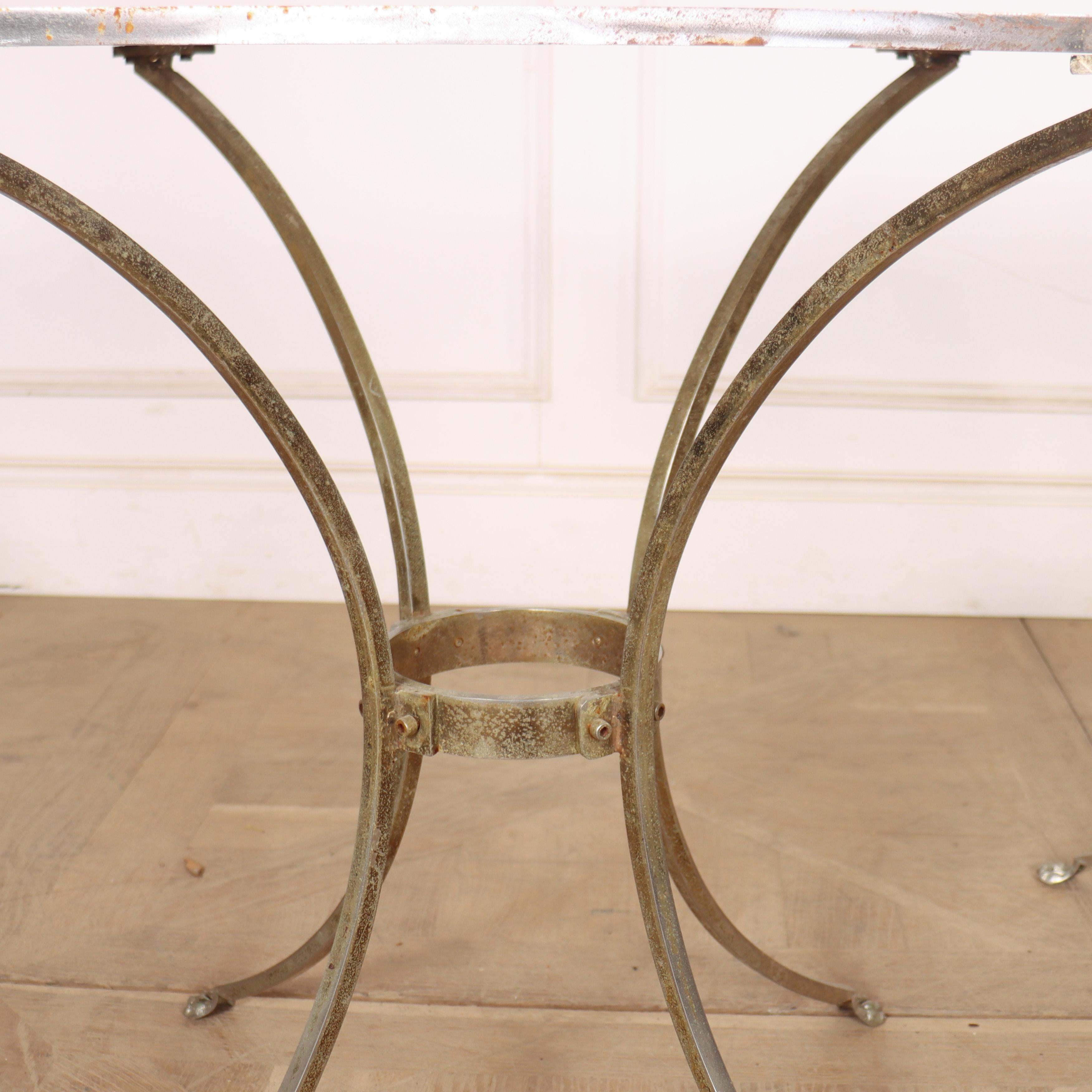 Paire de tables de lampe italiennes en métal et verre des années 1950.


Code : 8878

Dimensions :
W: 20