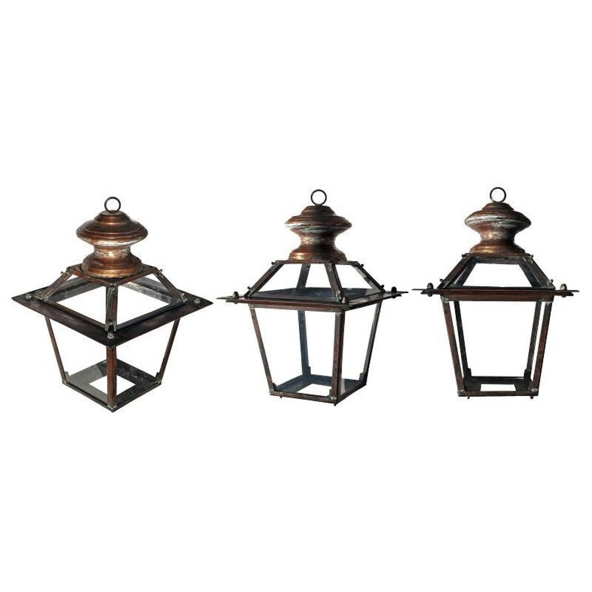 Pair of Italian lanterns in tuscan copper with ring early 20th century.
Early 20th century.
These are handcrafted lanterns, hand made, absolutely not comparable with the classic imported lanterns produced in series.
Made from a 10/10 thick copper