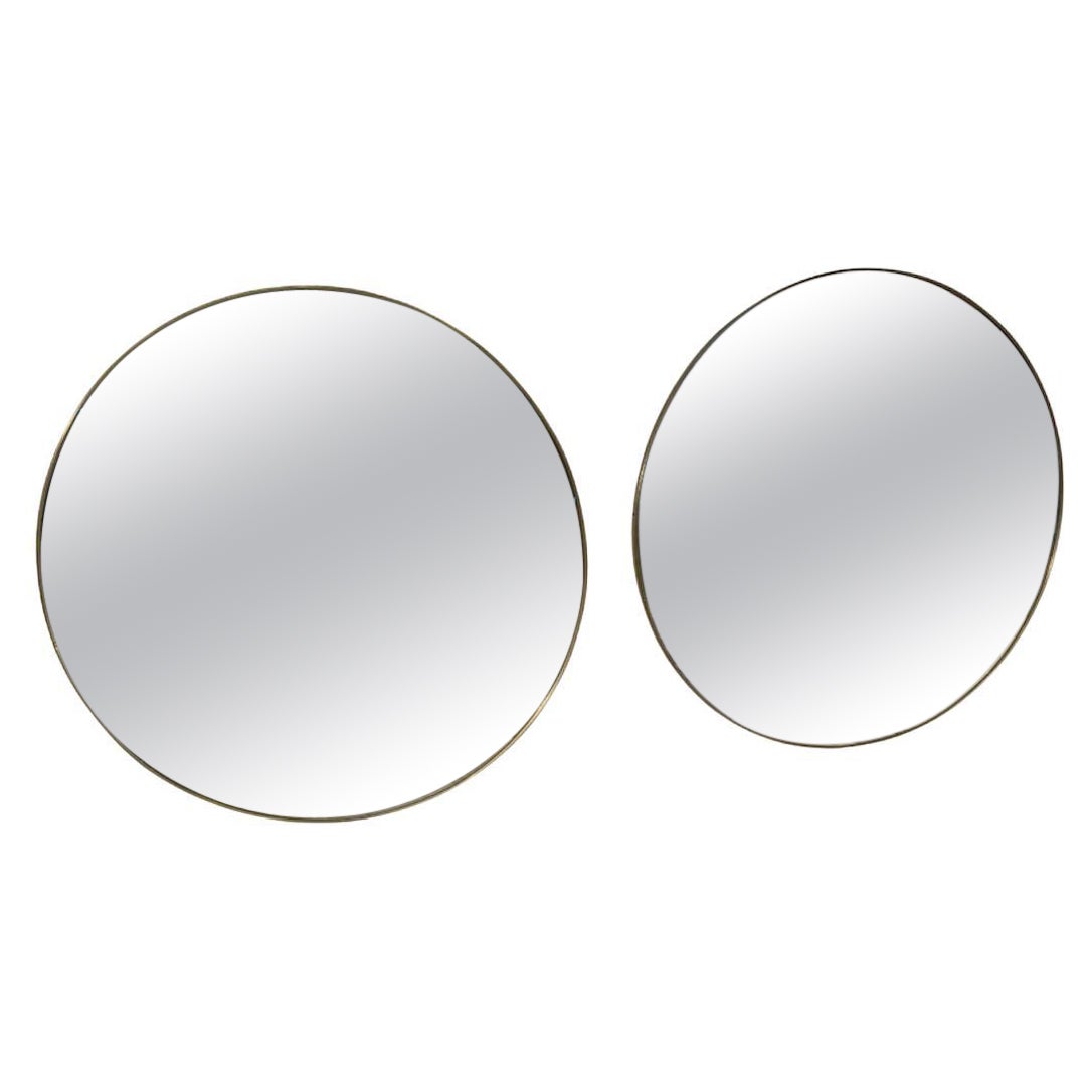Coppia di grandi specchi da parete rotondi italiani con cornice in ottone, anni
50