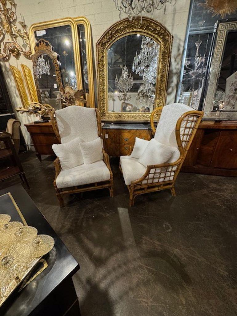Belle paire de chaises à oreilles italiennes en bambou de grande taille. Tapissé d'un tissu bouclé blanc. Circa 1970.
28w x 30d x 47h