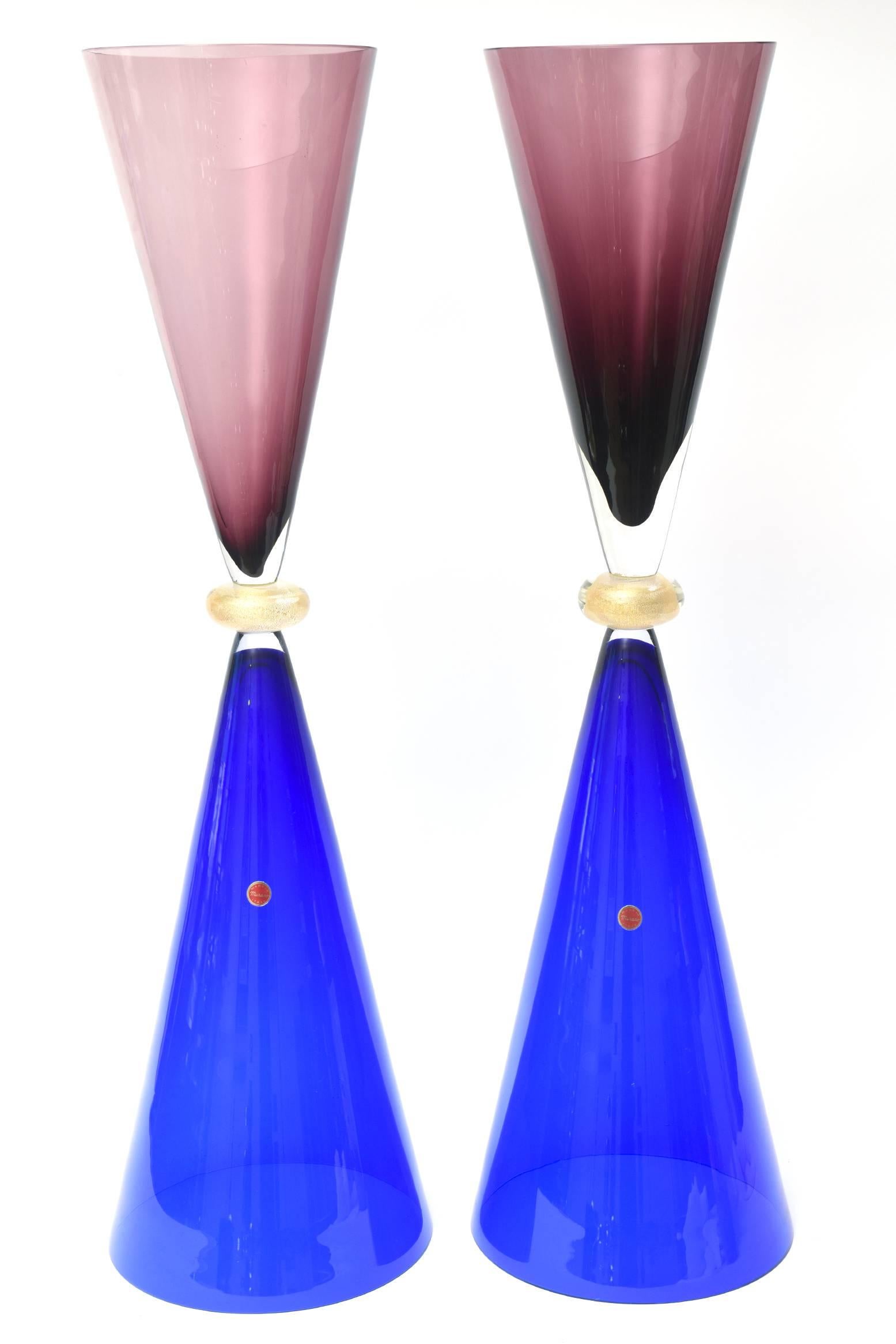 Estas esculturas, jarrones o vasijas monumentales de cristal de Murano de época italiana, absolutamente impresionantes y cautivadoras, son de Seguso para Oggetti. El juego de colores en tonos joya con el círculo de cristal de aventurina dorado en el