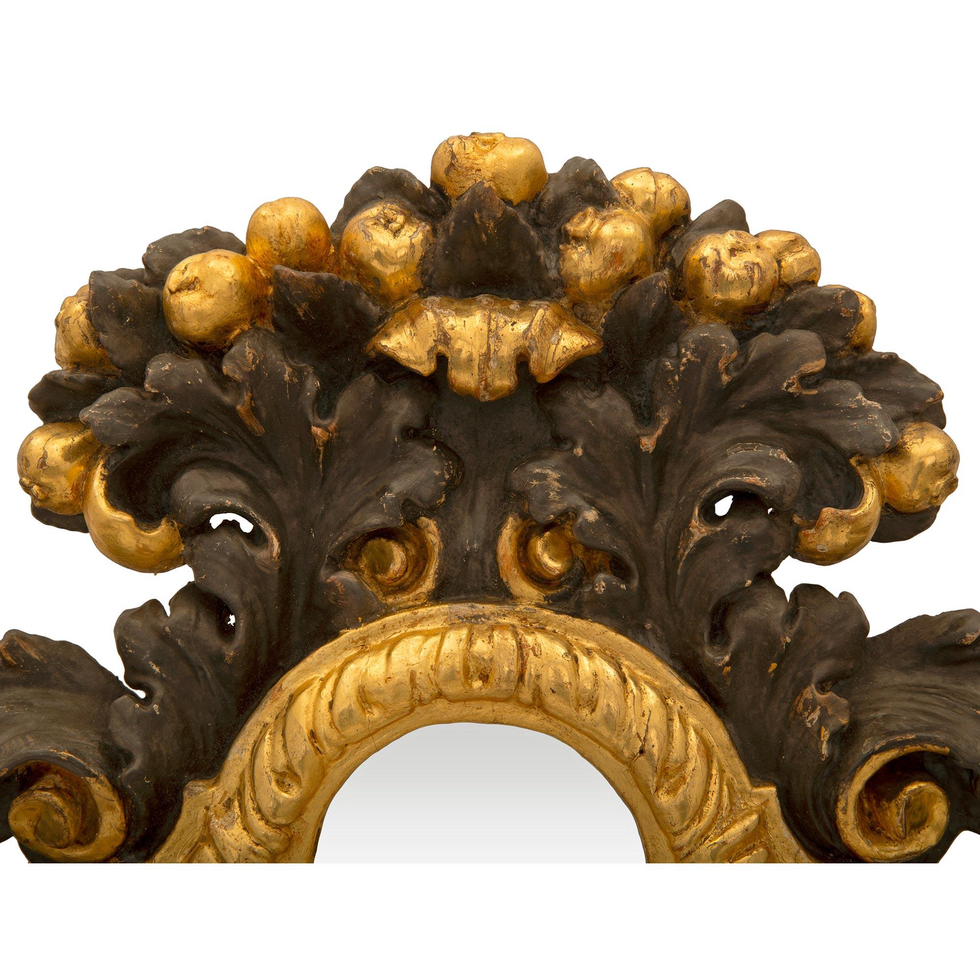 Italiano Coppia di candelabri a specchio in legno dorato del periodo barocco italiano della fine del XVII secolo in vendita