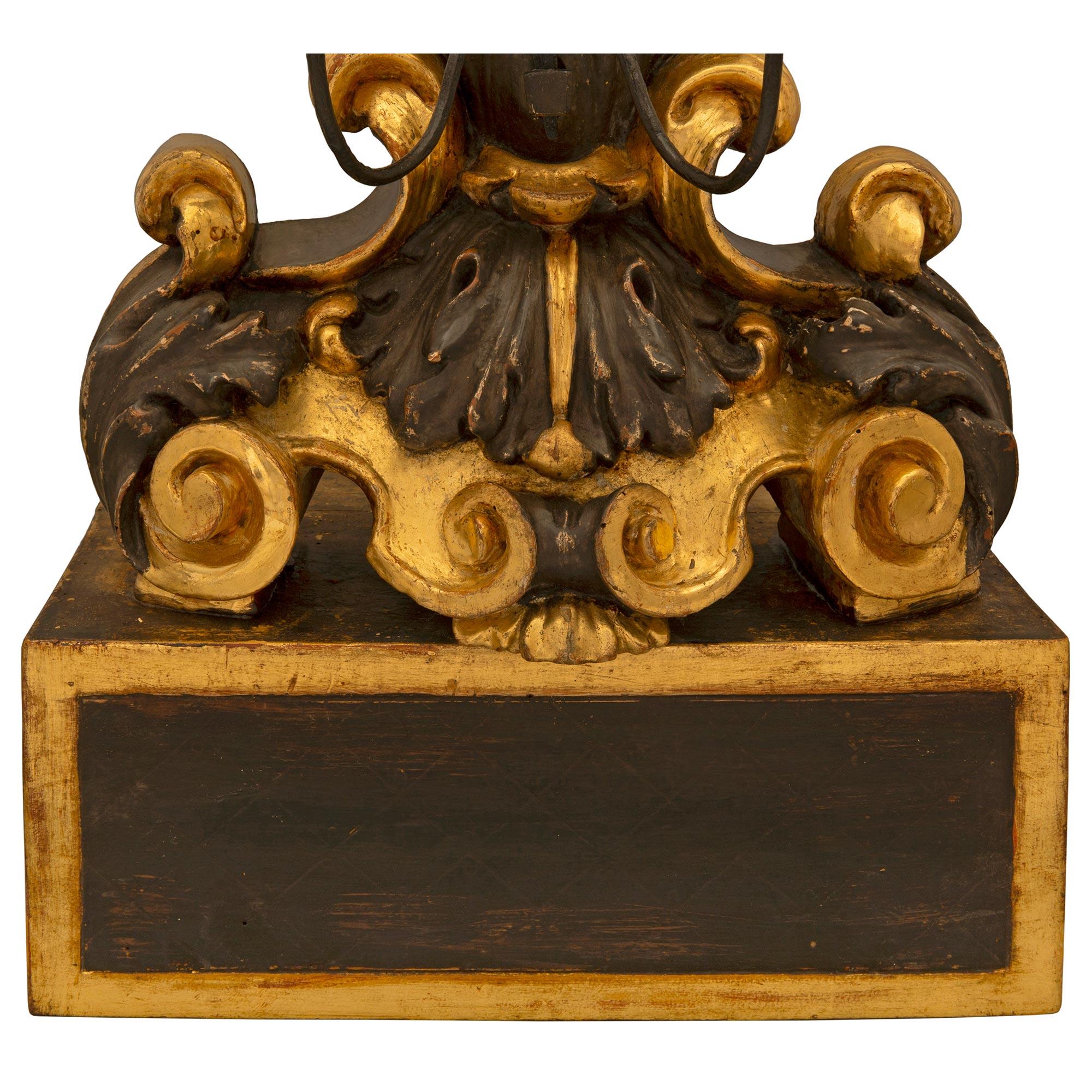 Coppia di candelabri a specchio in legno dorato del periodo barocco italiano della fine del XVII secolo in vendita 1