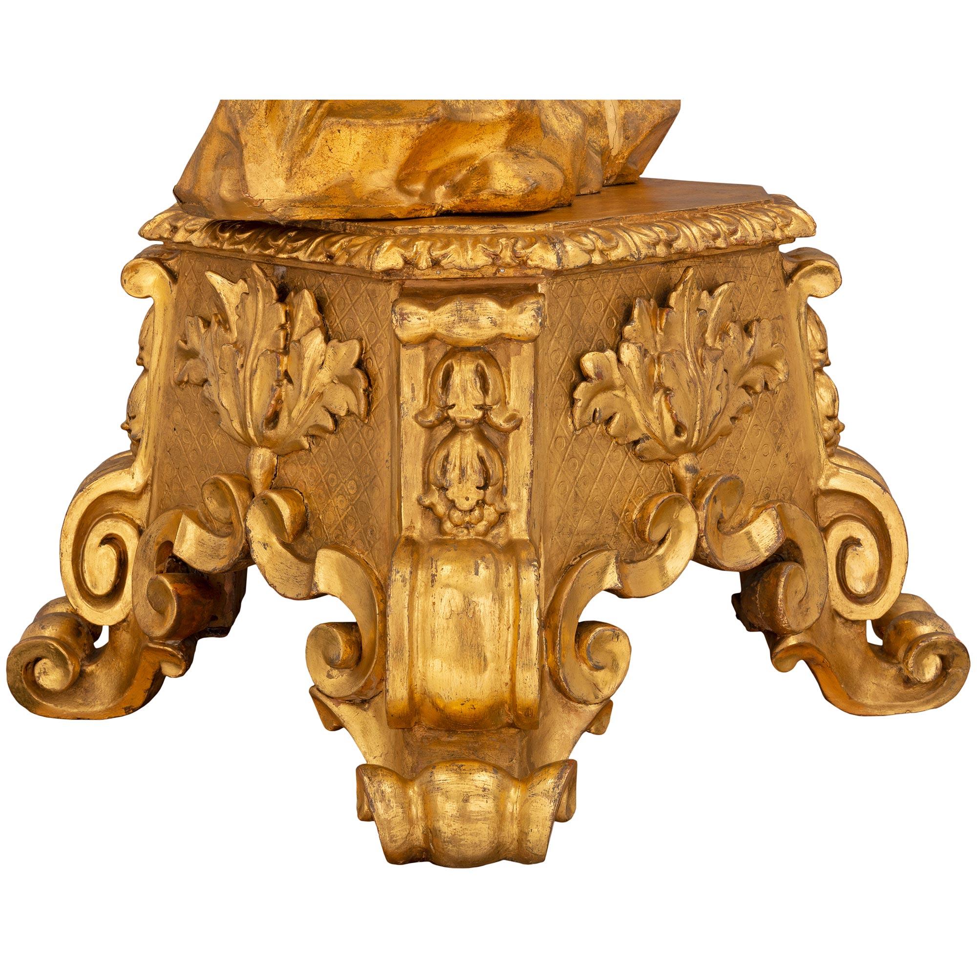 Paire de torchères italiennes en bois doré de la fin du XVIIe siècle de la période baroque en vente 5