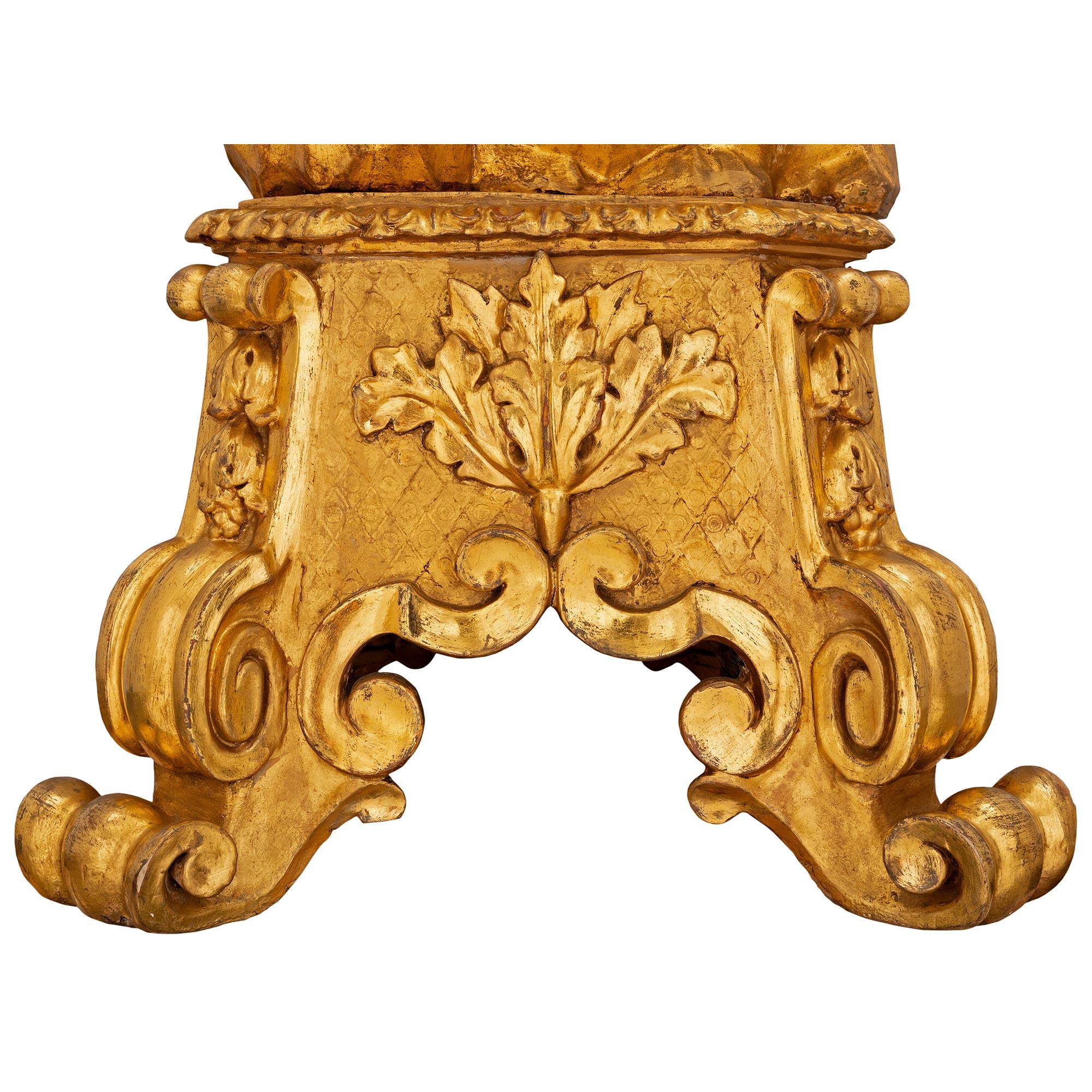 Paire de torchères italiennes en bois doré de la fin du XVIIe siècle de la période baroque en vente 6