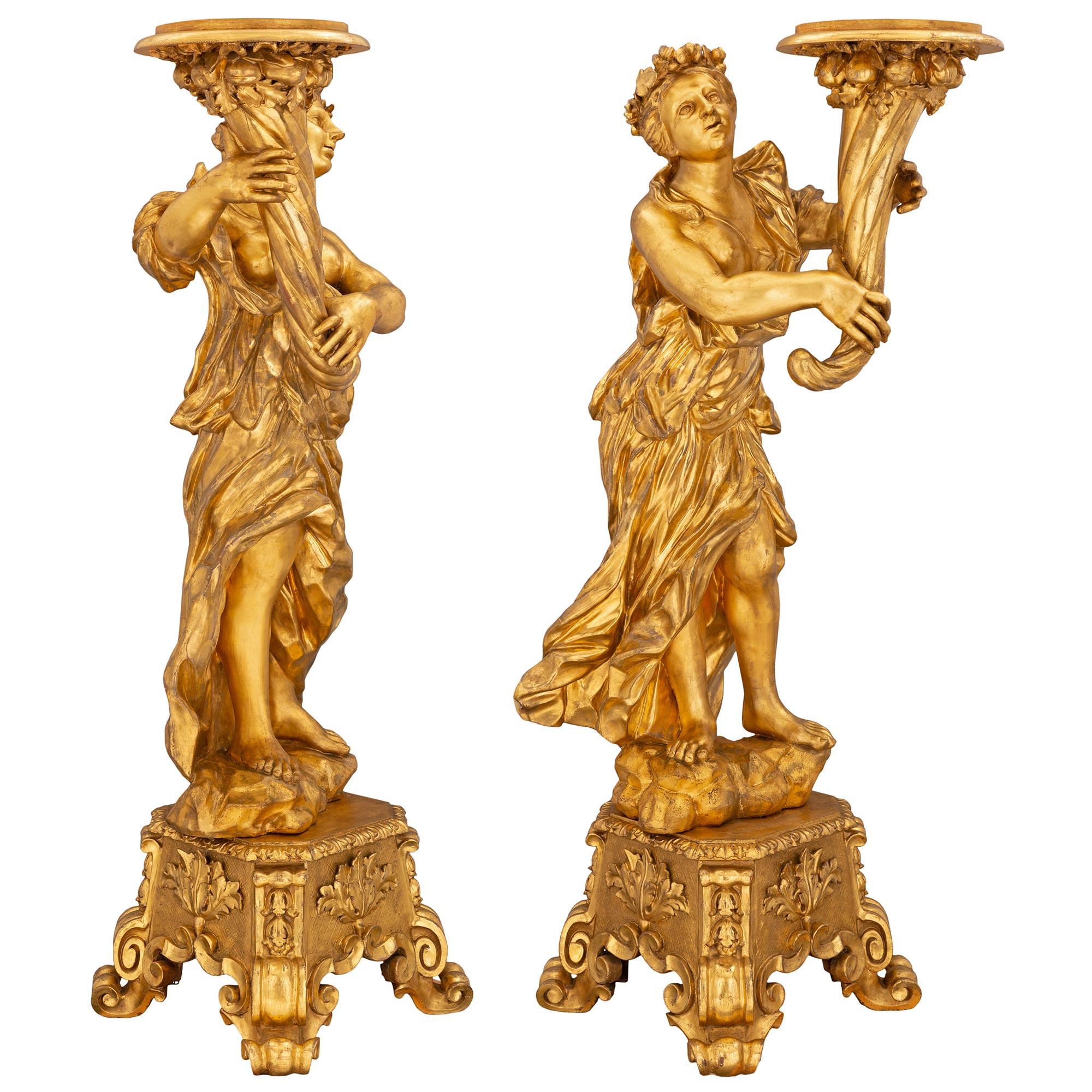 Baroque Paire de torchères italiennes en bois doré de la fin du XVIIe siècle de la période baroque en vente