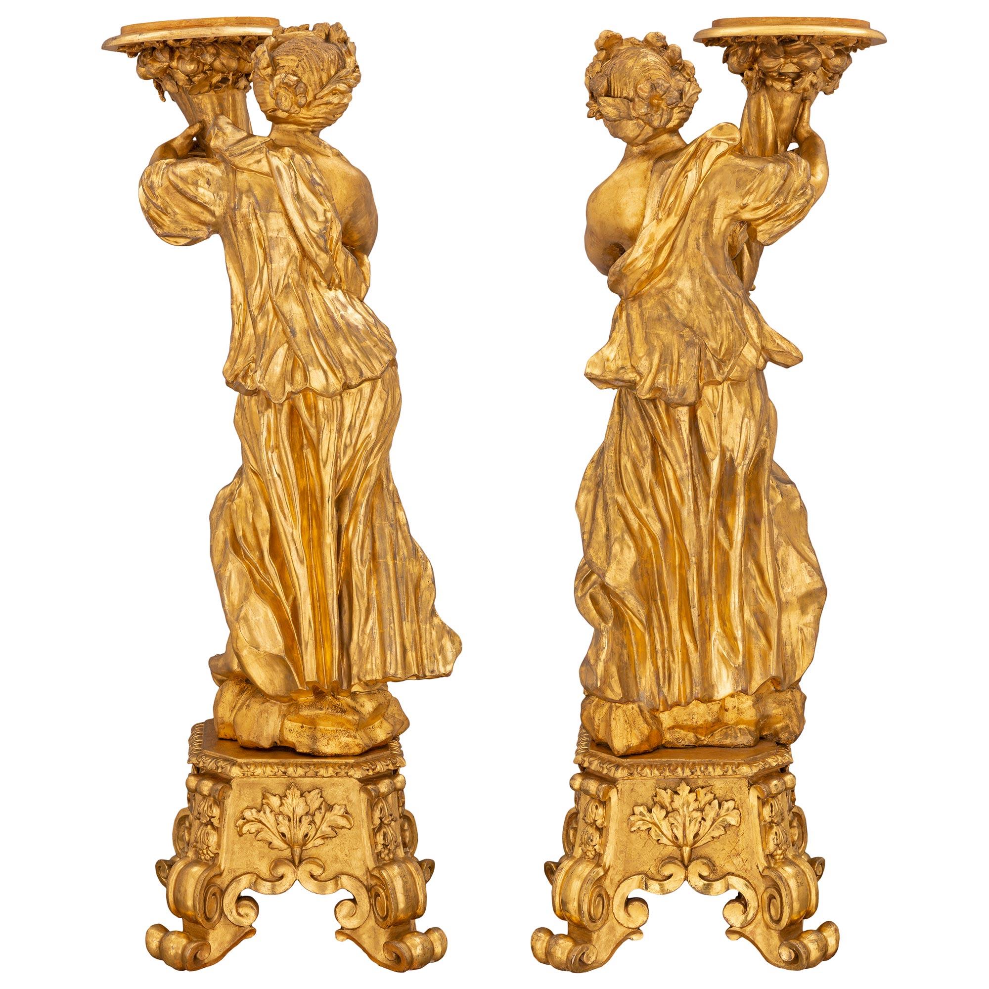 XVIIIe siècle et antérieur Paire de torchères italiennes en bois doré de la fin du XVIIe siècle de la période baroque en vente