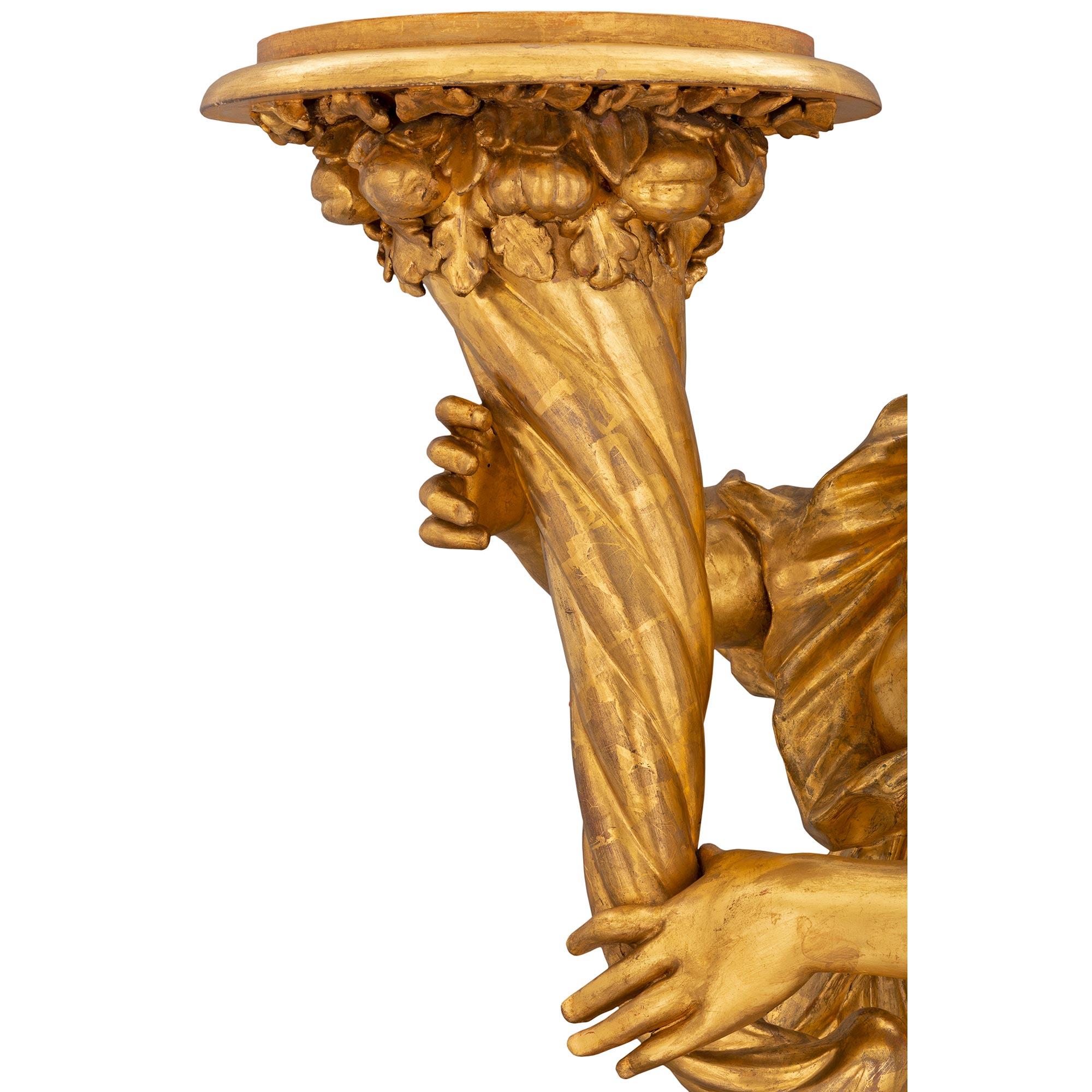 Bois doré Paire de torchères italiennes en bois doré de la fin du XVIIe siècle de la période baroque en vente