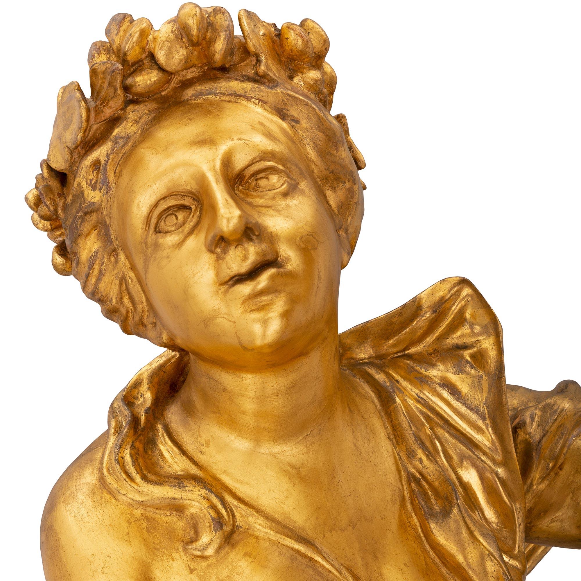Paire de torchères italiennes en bois doré de la fin du XVIIe siècle de la période baroque en vente 1