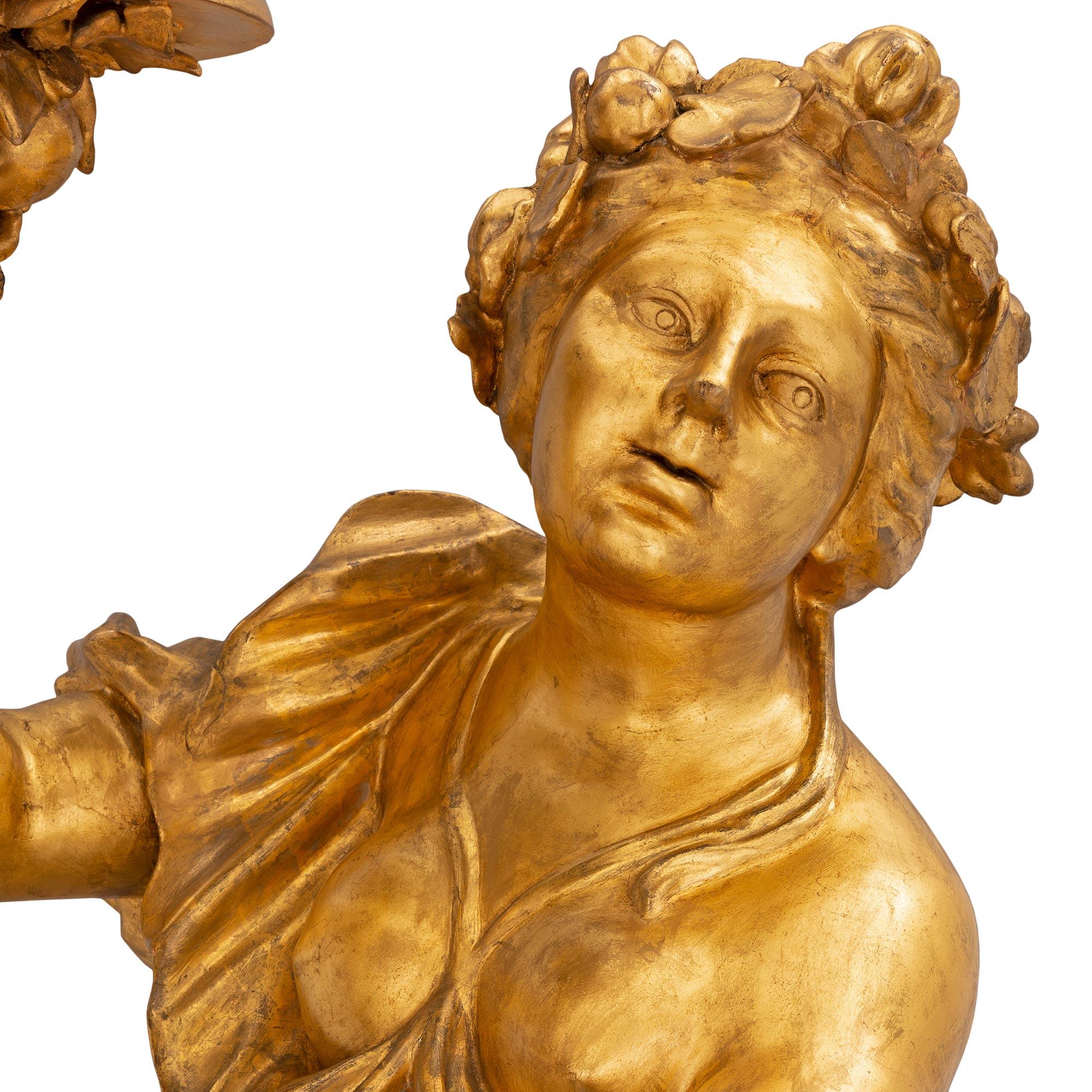 Paire de torchères italiennes en bois doré de la fin du XVIIe siècle de la période baroque en vente 2
