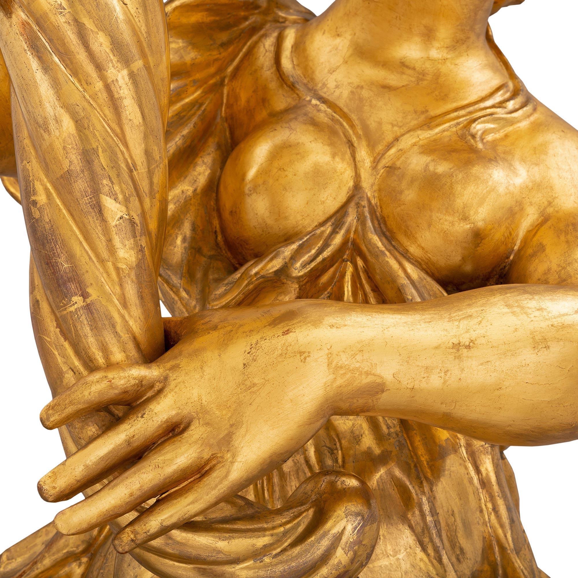 Paire de torchères italiennes en bois doré de la fin du XVIIe siècle de la période baroque en vente 3