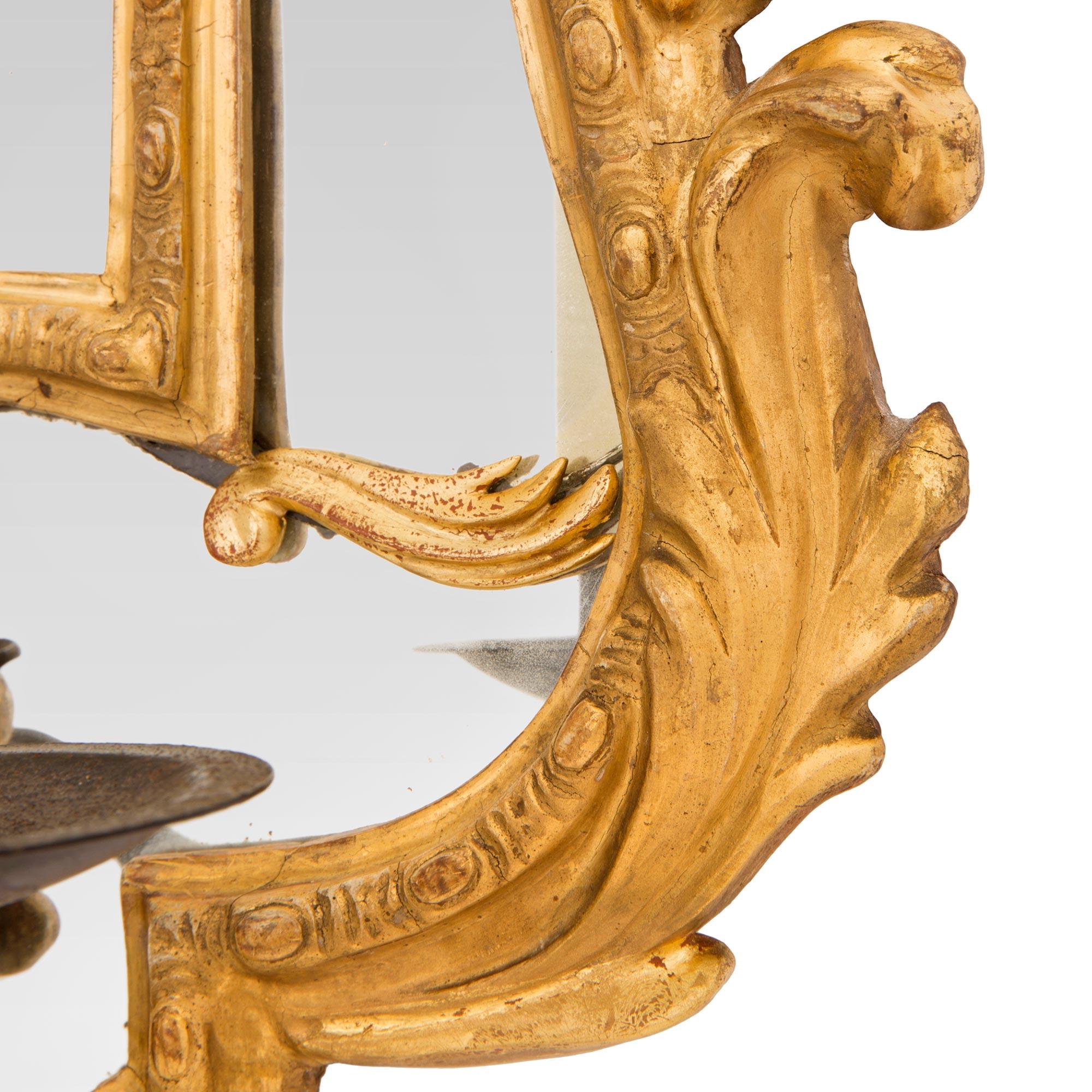 Paire d'appliques italiennes à miroir en bois doré de la fin du XVIIIe siècle en vente 1