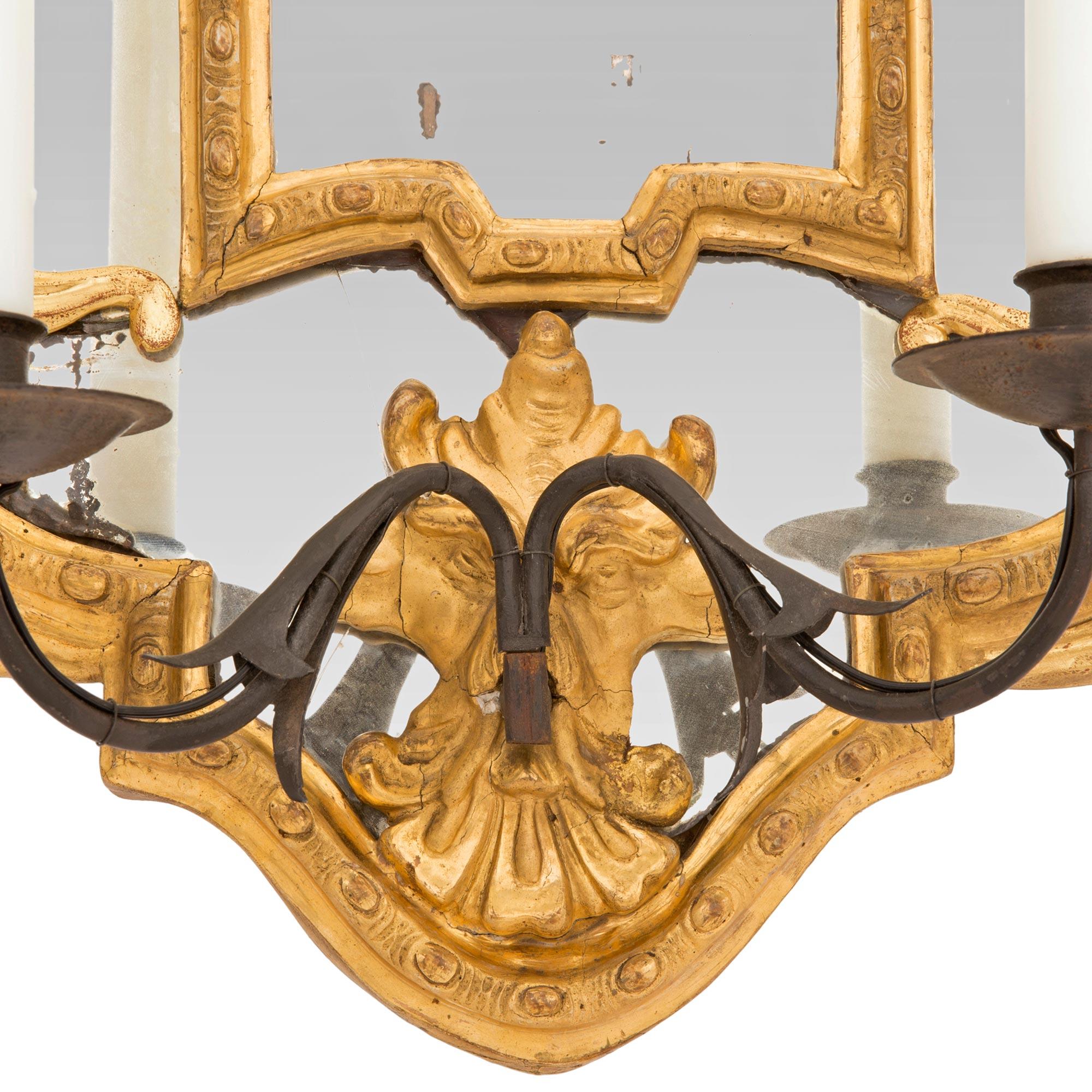 Paire d'appliques italiennes à miroir en bois doré de la fin du XVIIIe siècle en vente 2