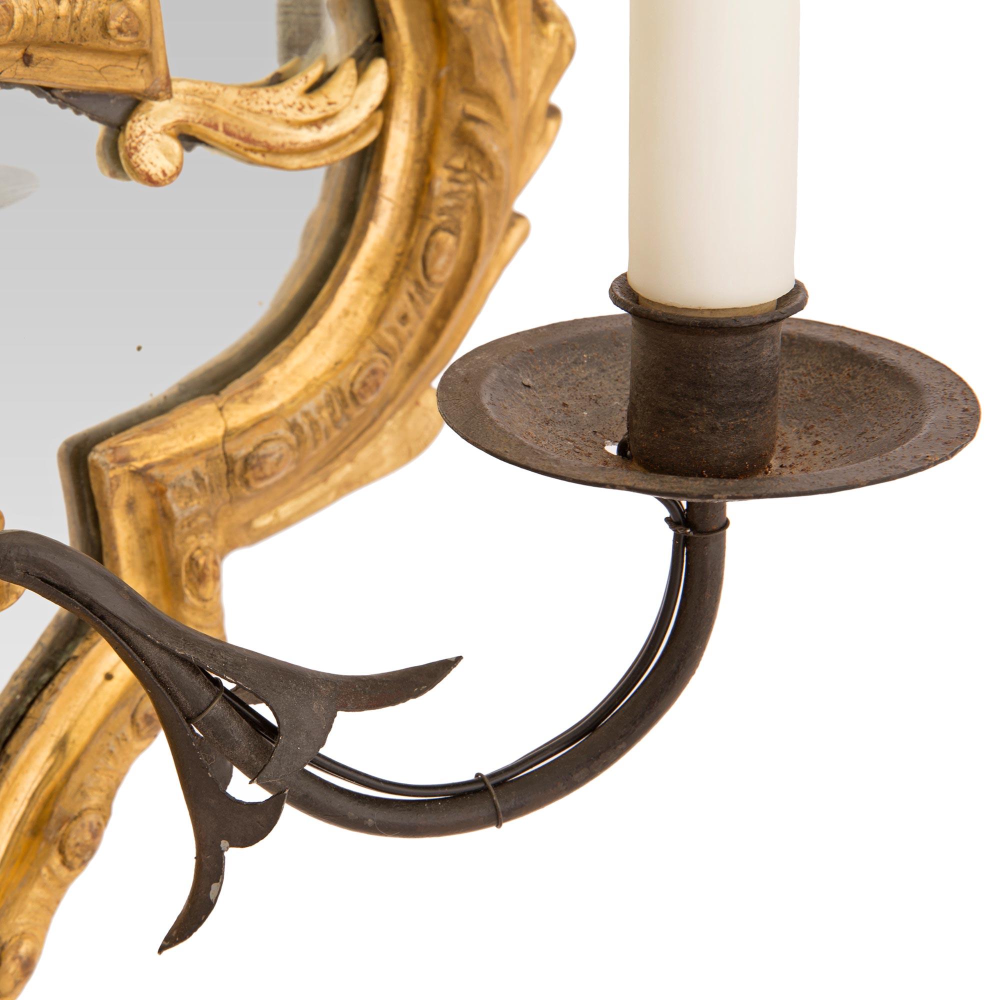 Pair of Italian Late 18th Century Giltwood Mirrored Sconces For Sale 4